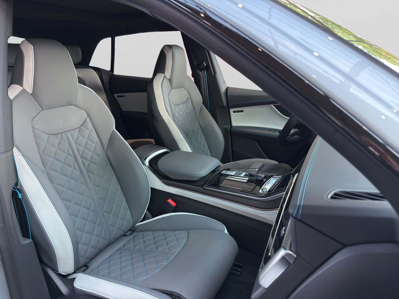 Audi - Q8_18