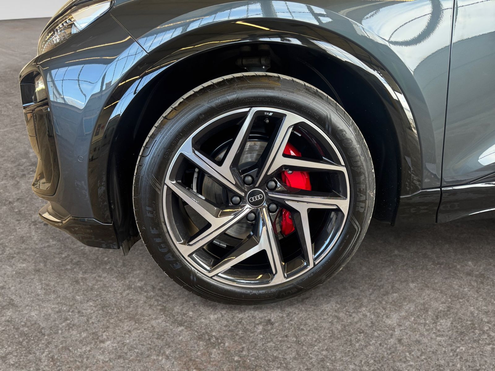Audi - Q6 e-tron_16