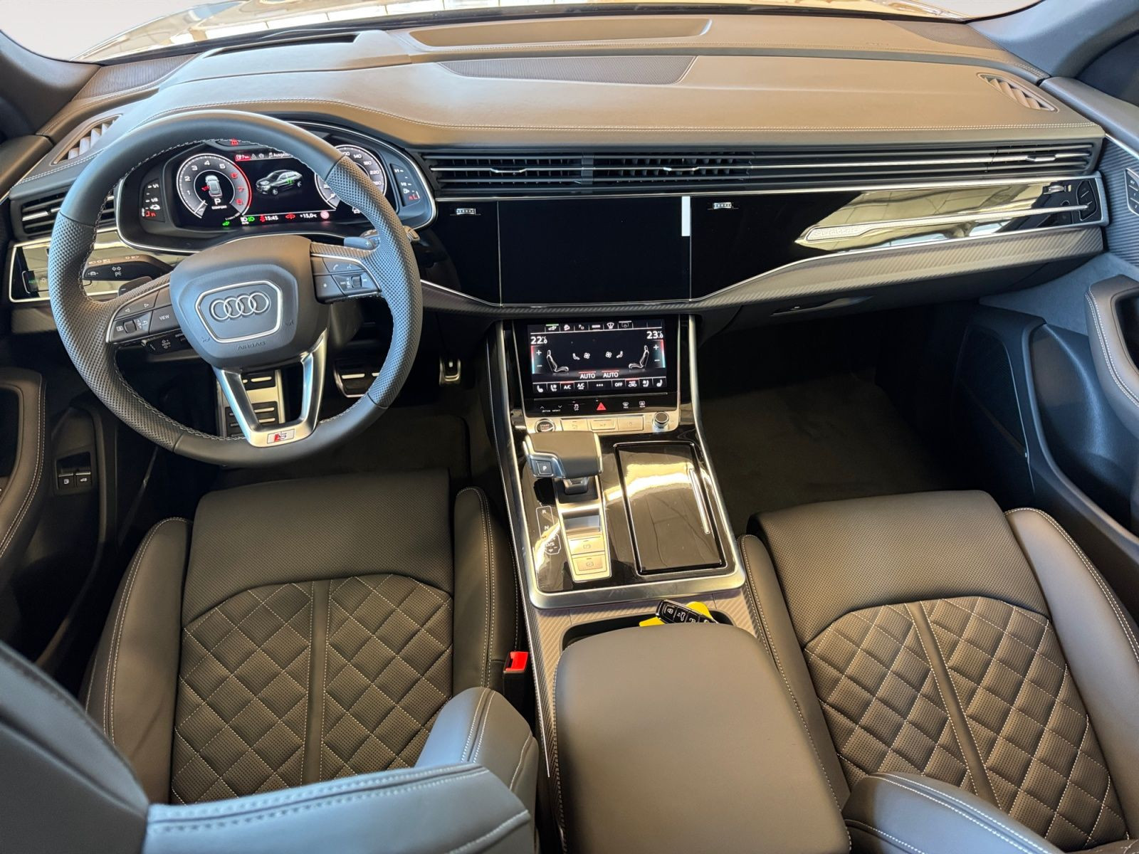 Audi - Q8_11