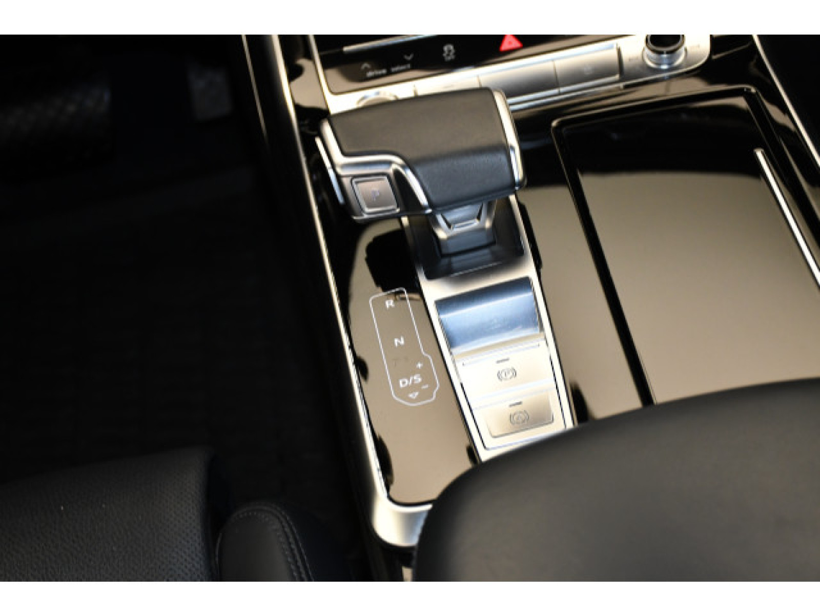 Audi - Q8_6