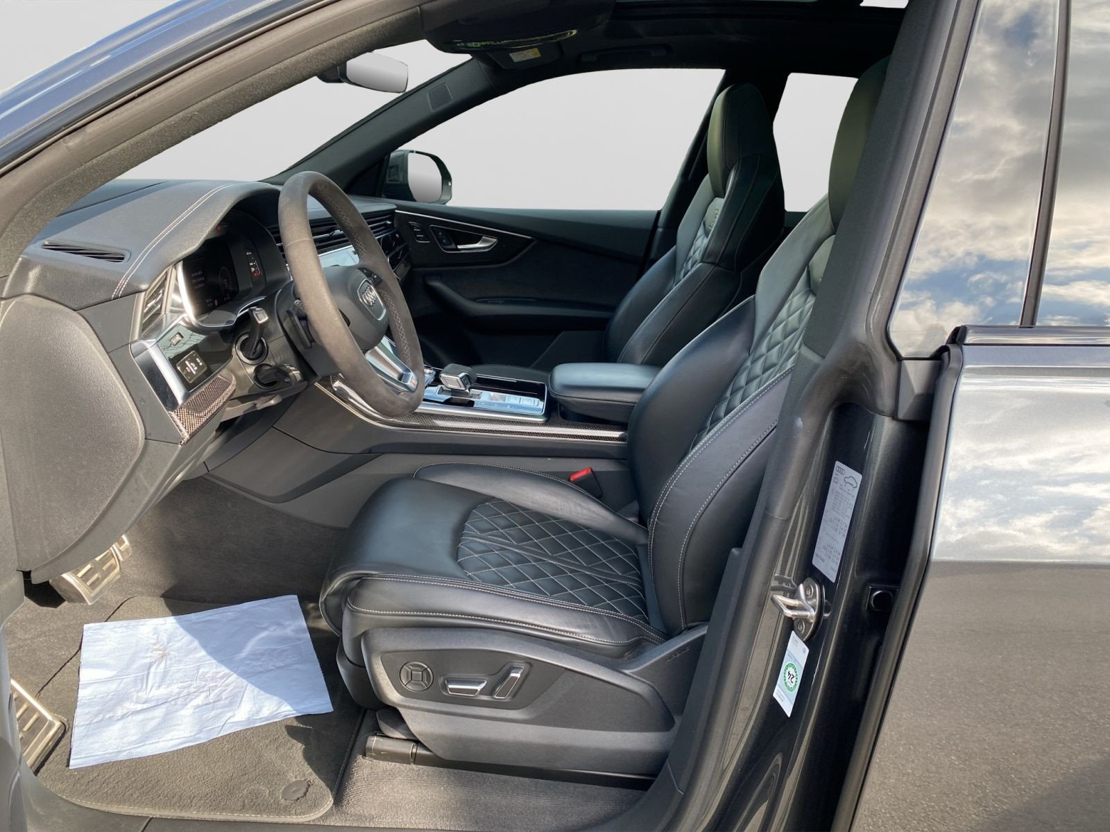 Audi - Q8_10