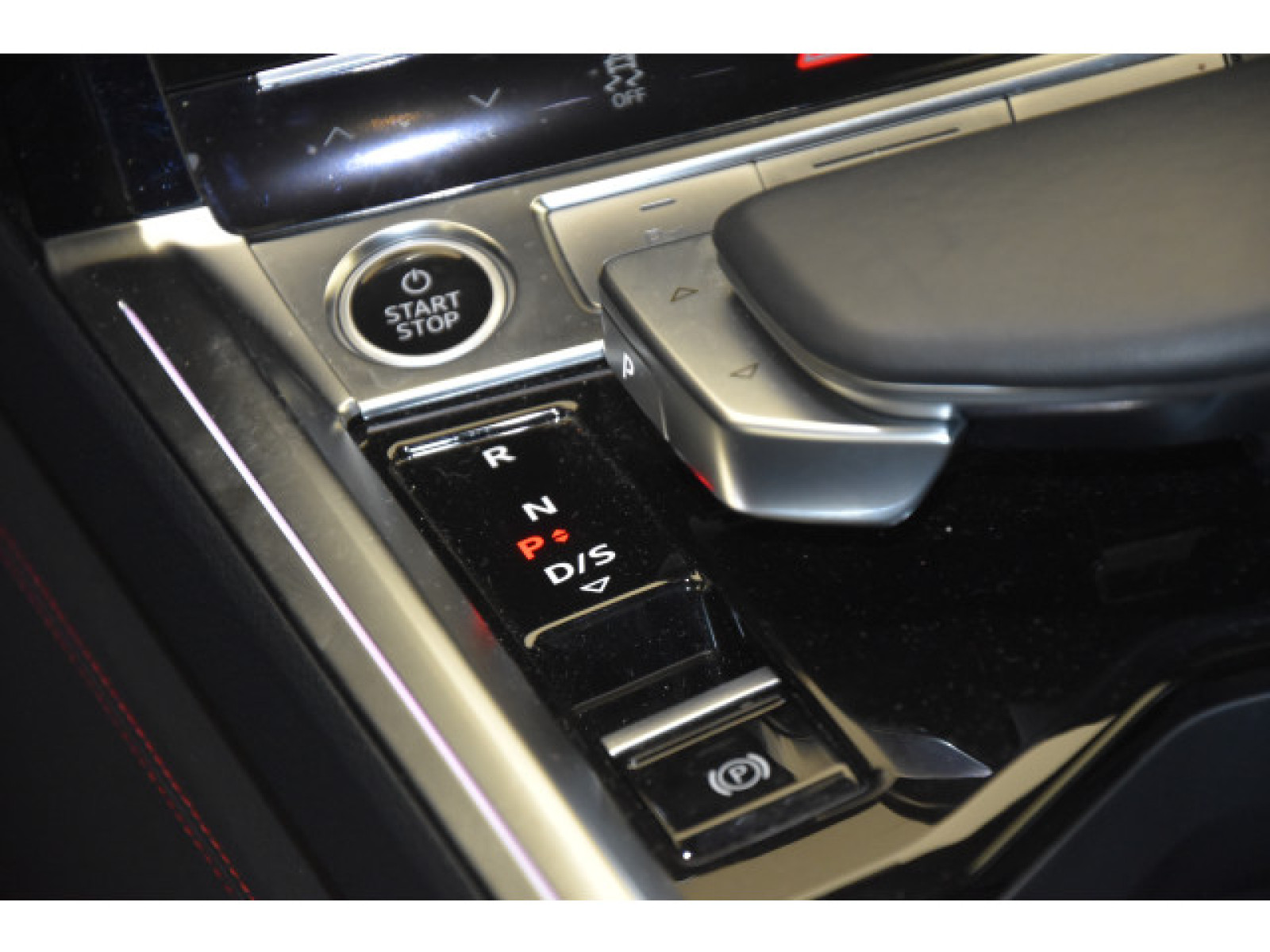 Audi - Q8_6