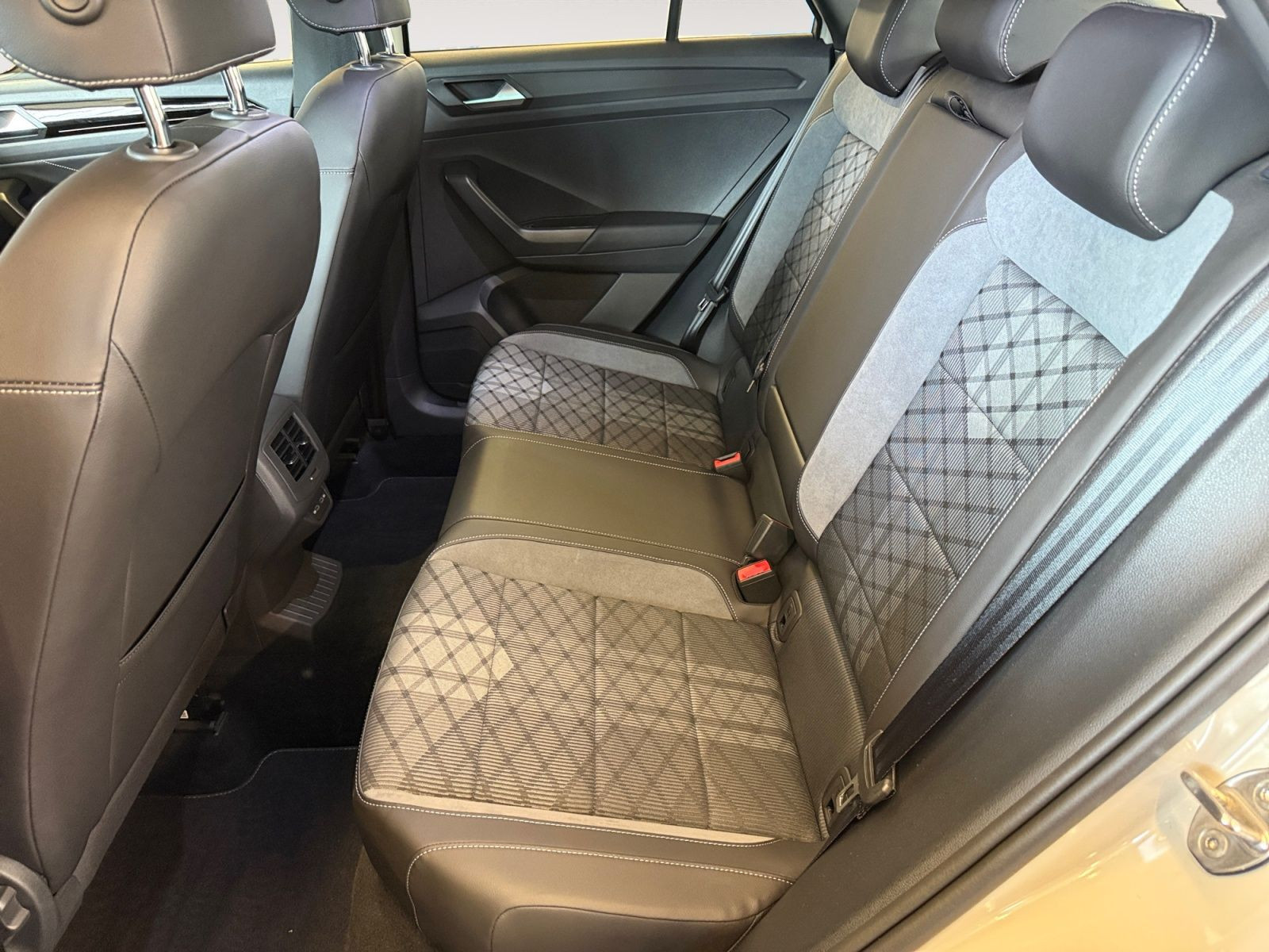 Volkswagen - T-Roc_14