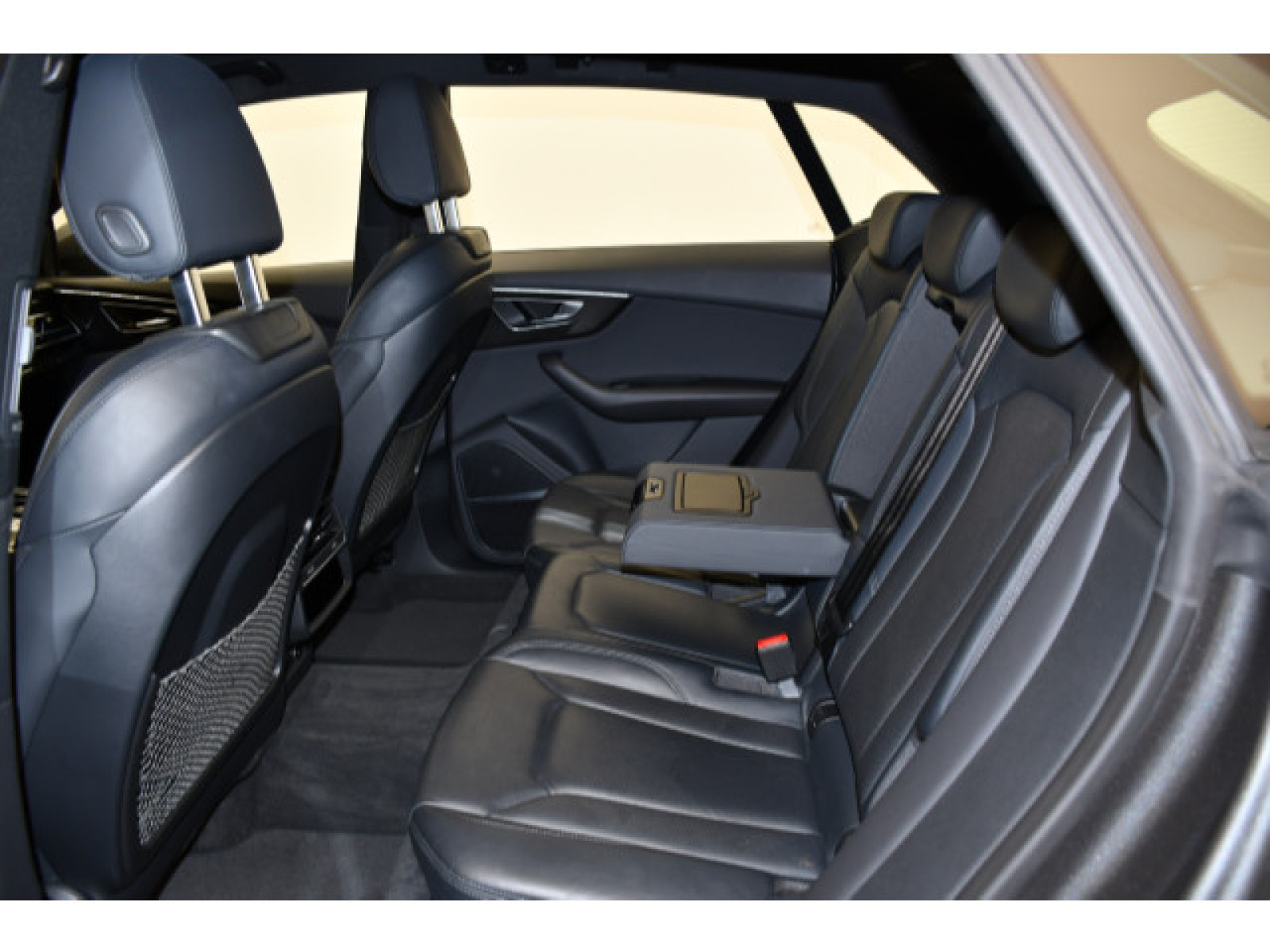 Audi - Q8_10