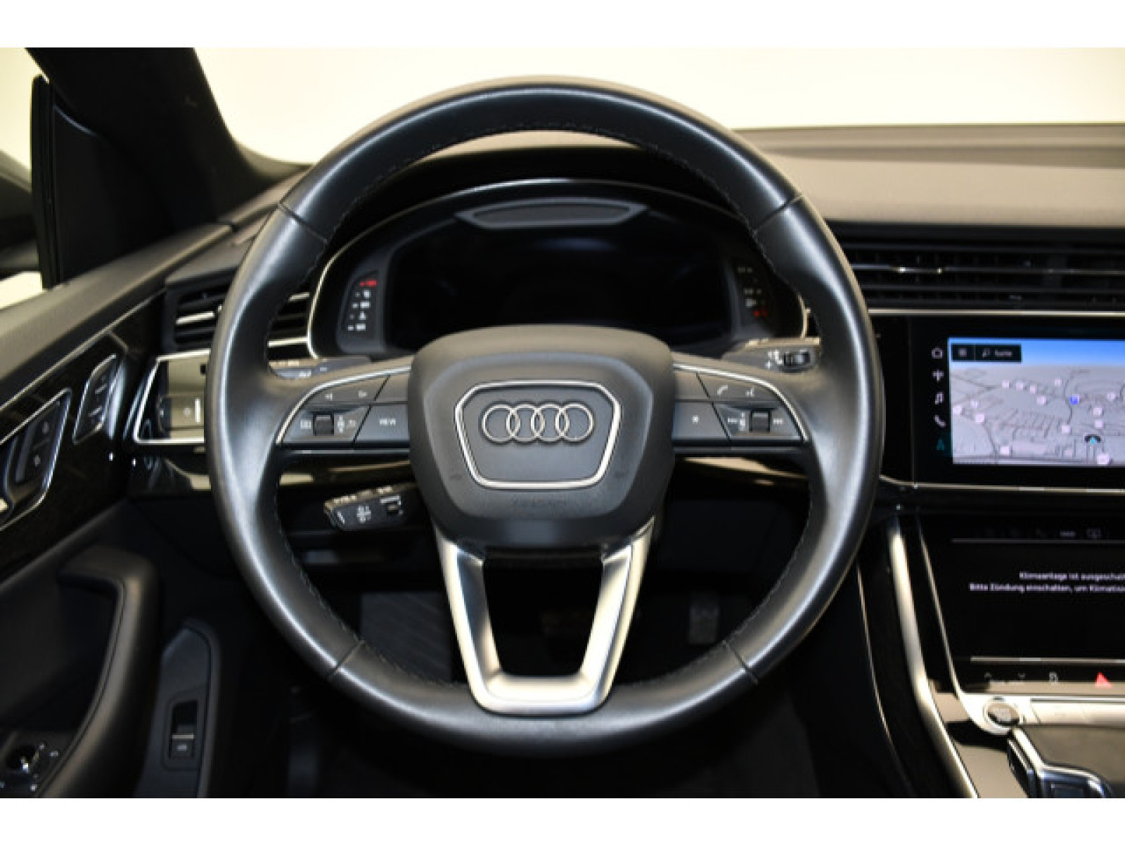 Audi - Q8_5