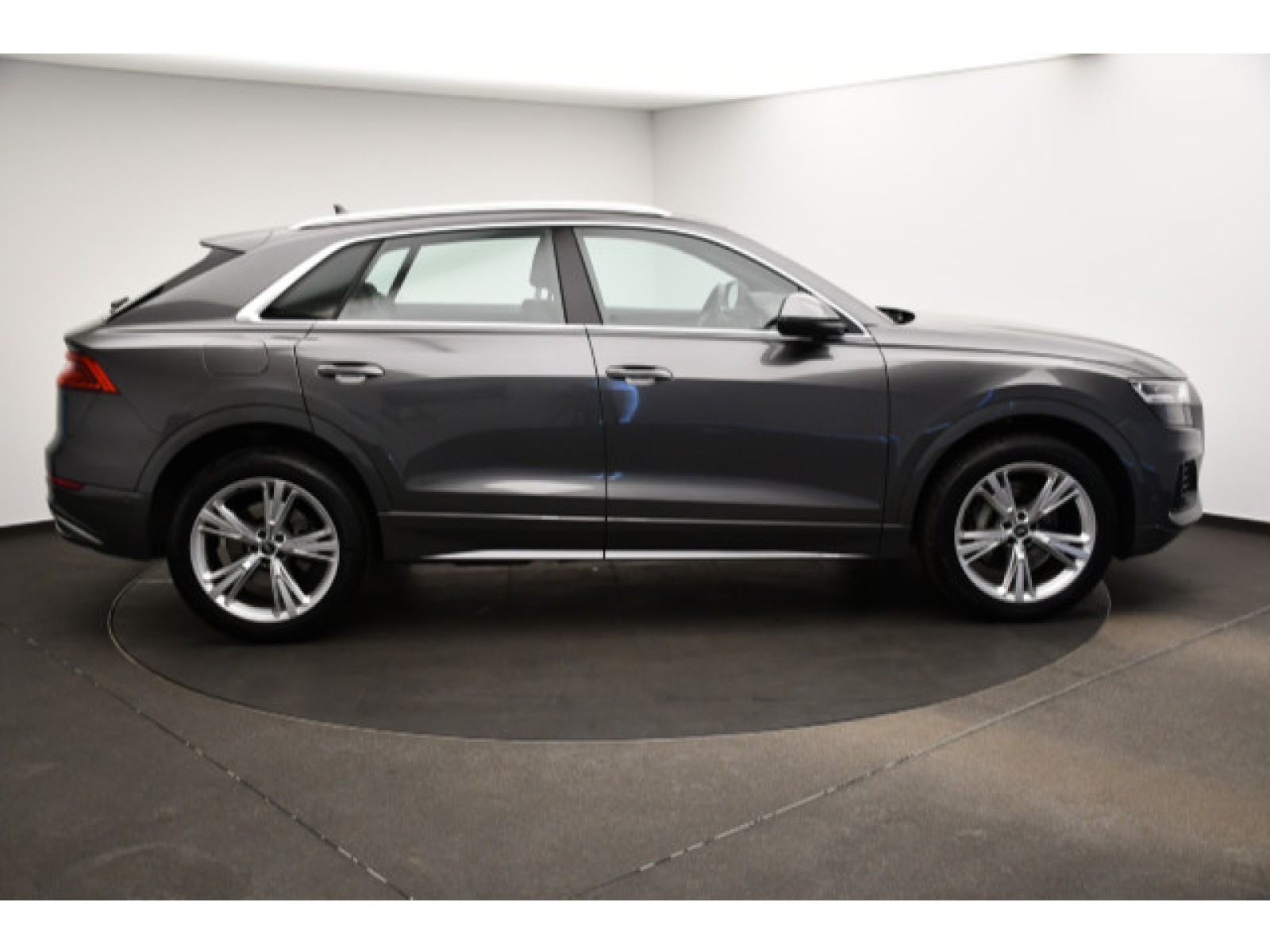 Audi - Q8_18