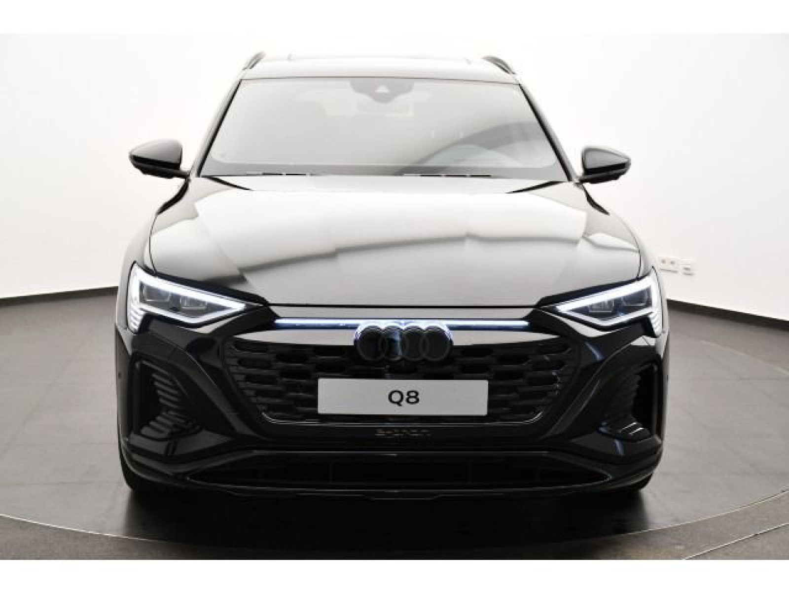 Audi - Q8_20