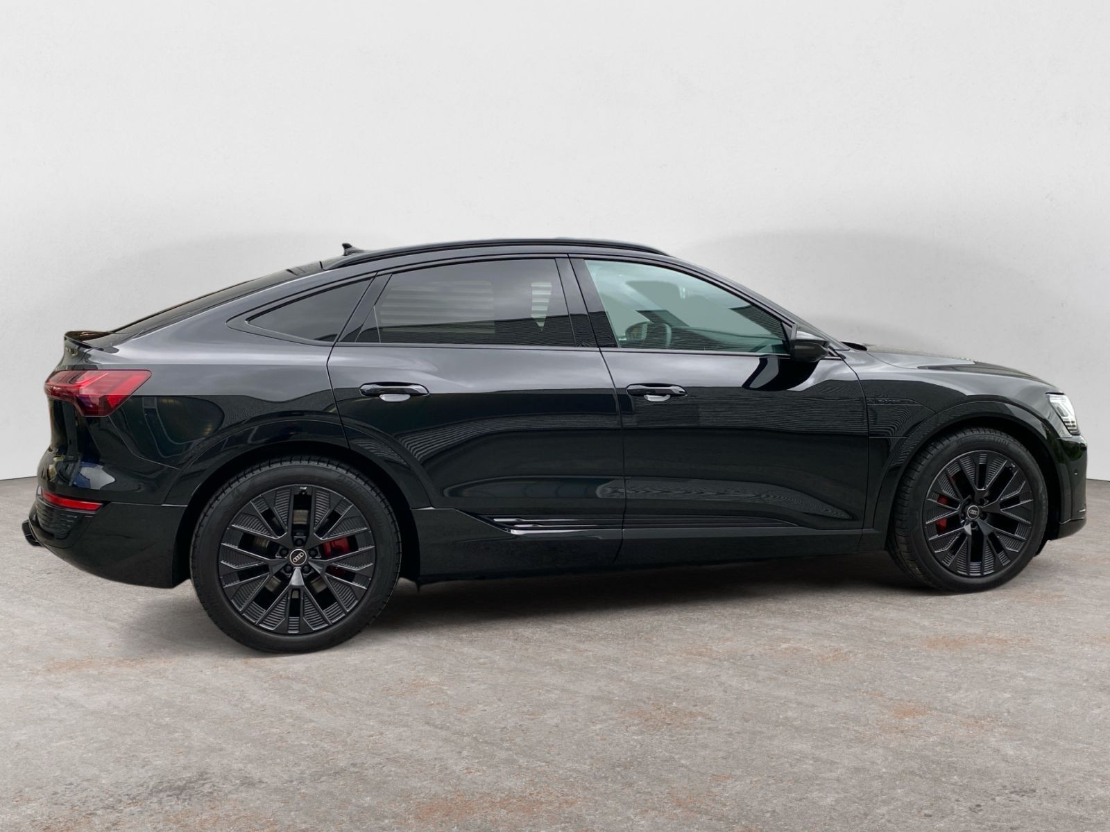 Audi - Q8 Sportback e-tron_7