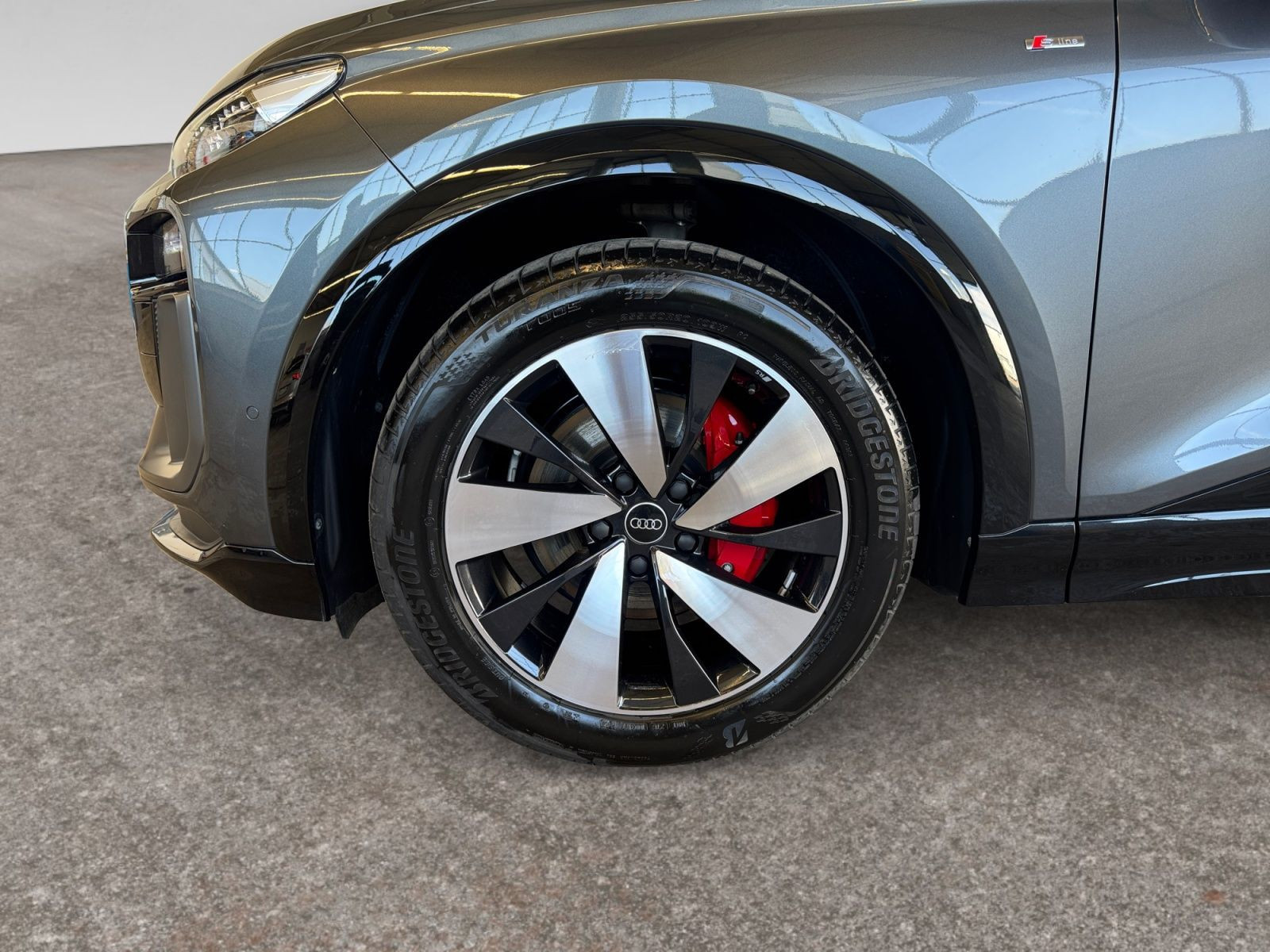 Audi - Q6 e-tron_16