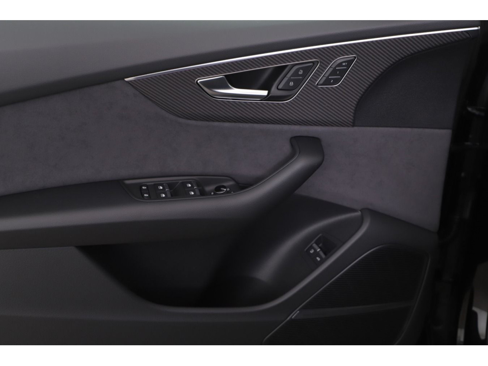 Audi - Q8_16