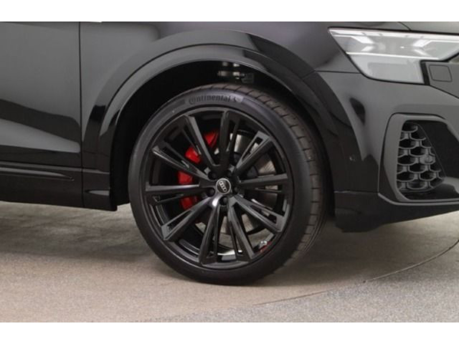 Audi - Q8_4
