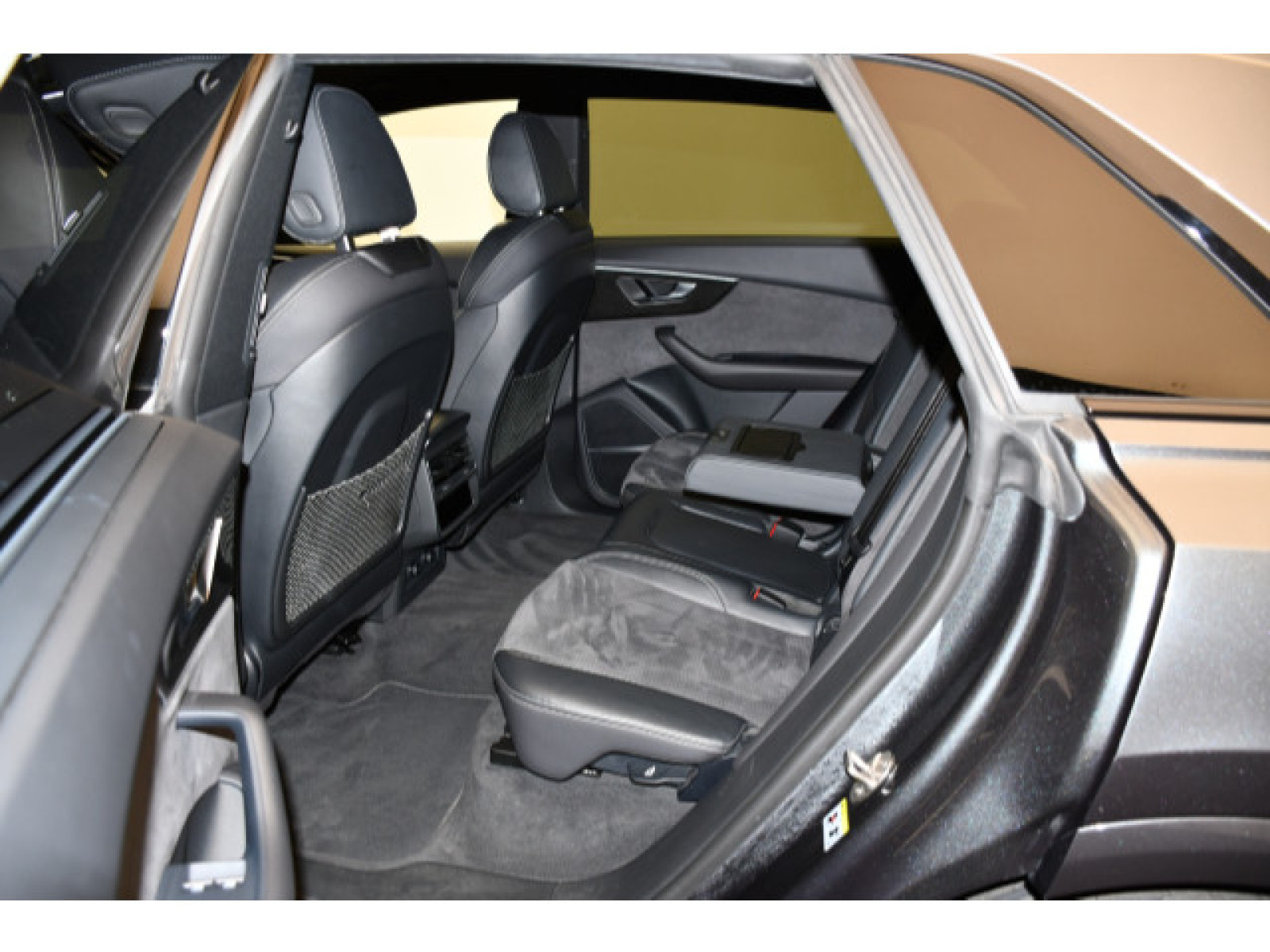Audi - Q8_10
