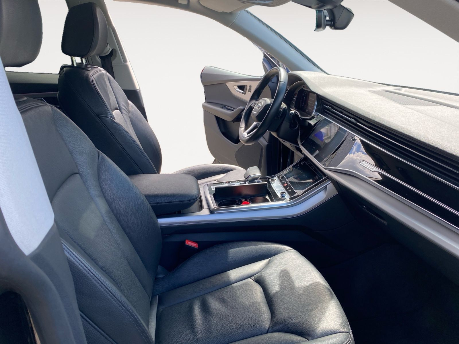Audi - Q8_16