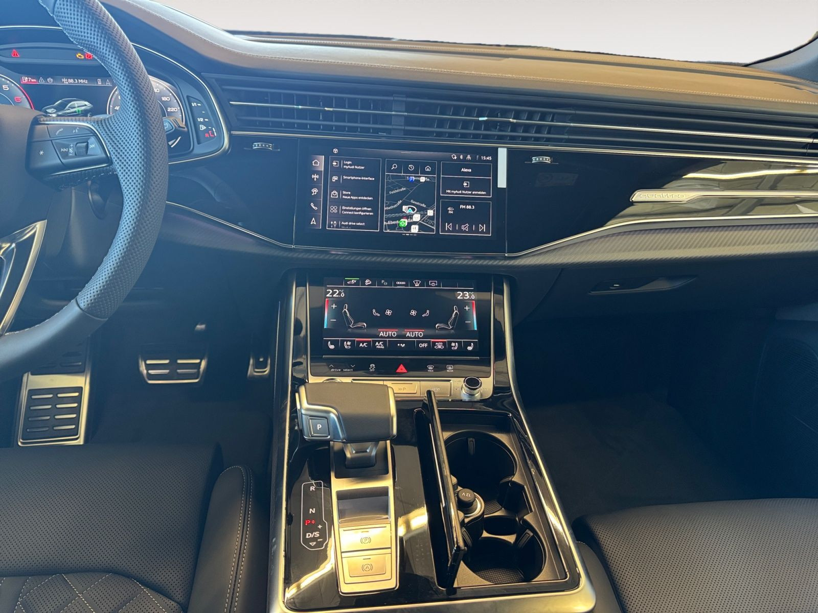 Audi - Q8_12