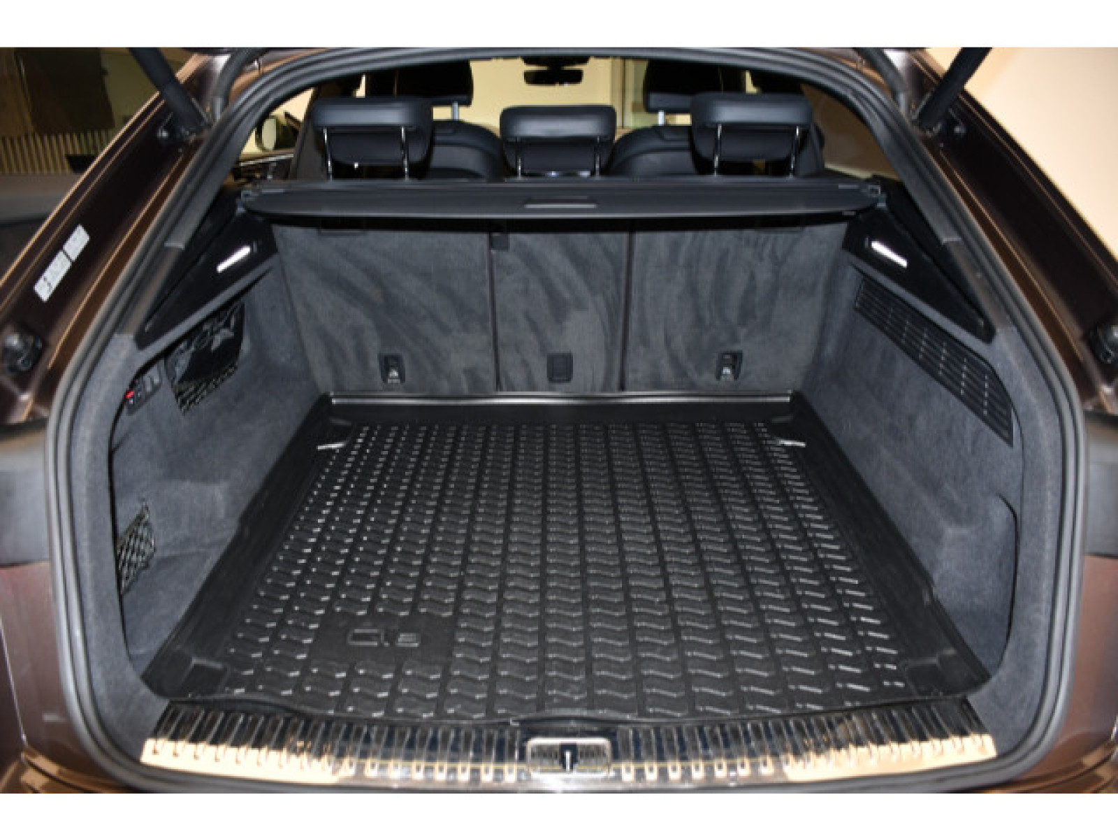 Audi - Q8_12
