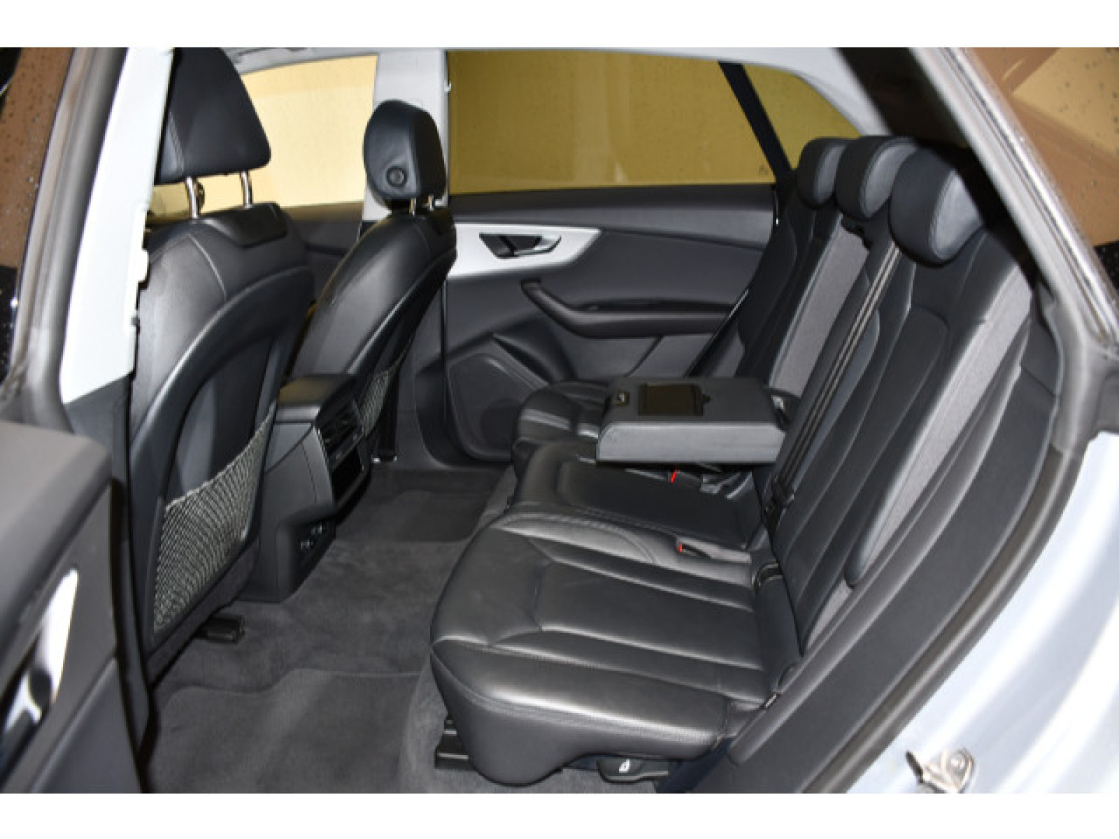 Audi - Q8_11