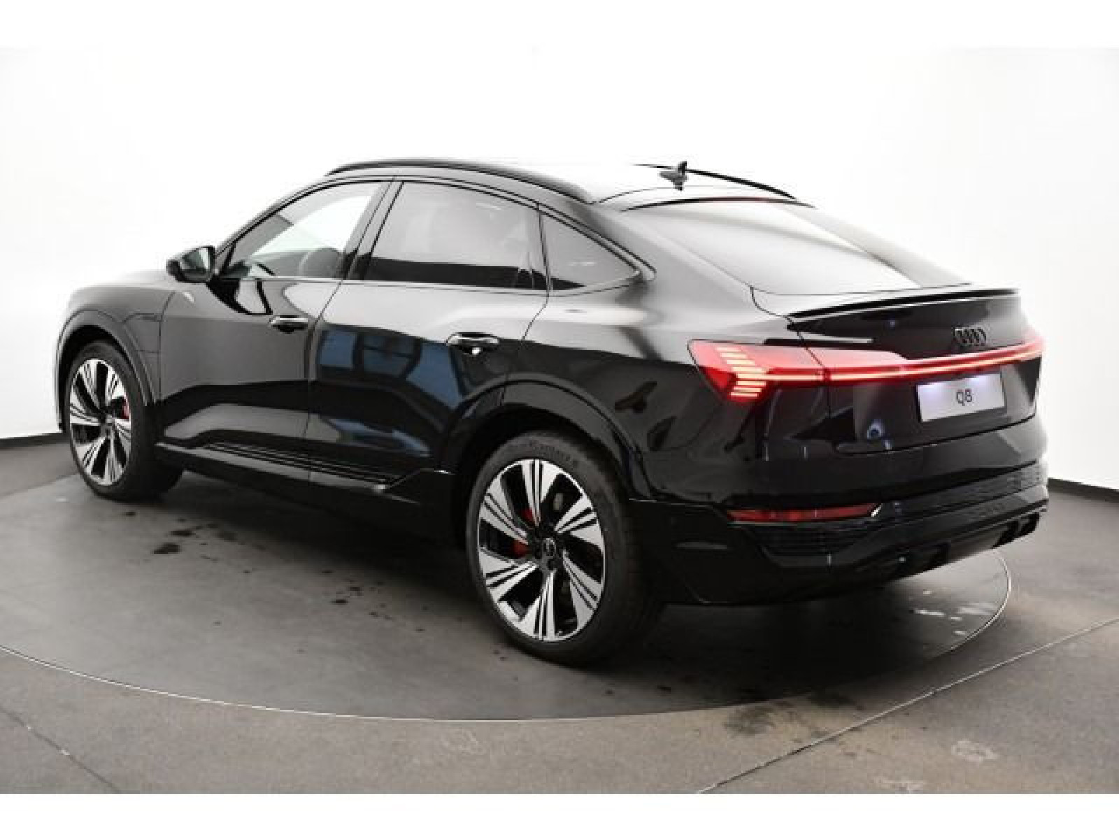 Audi - Q8_17