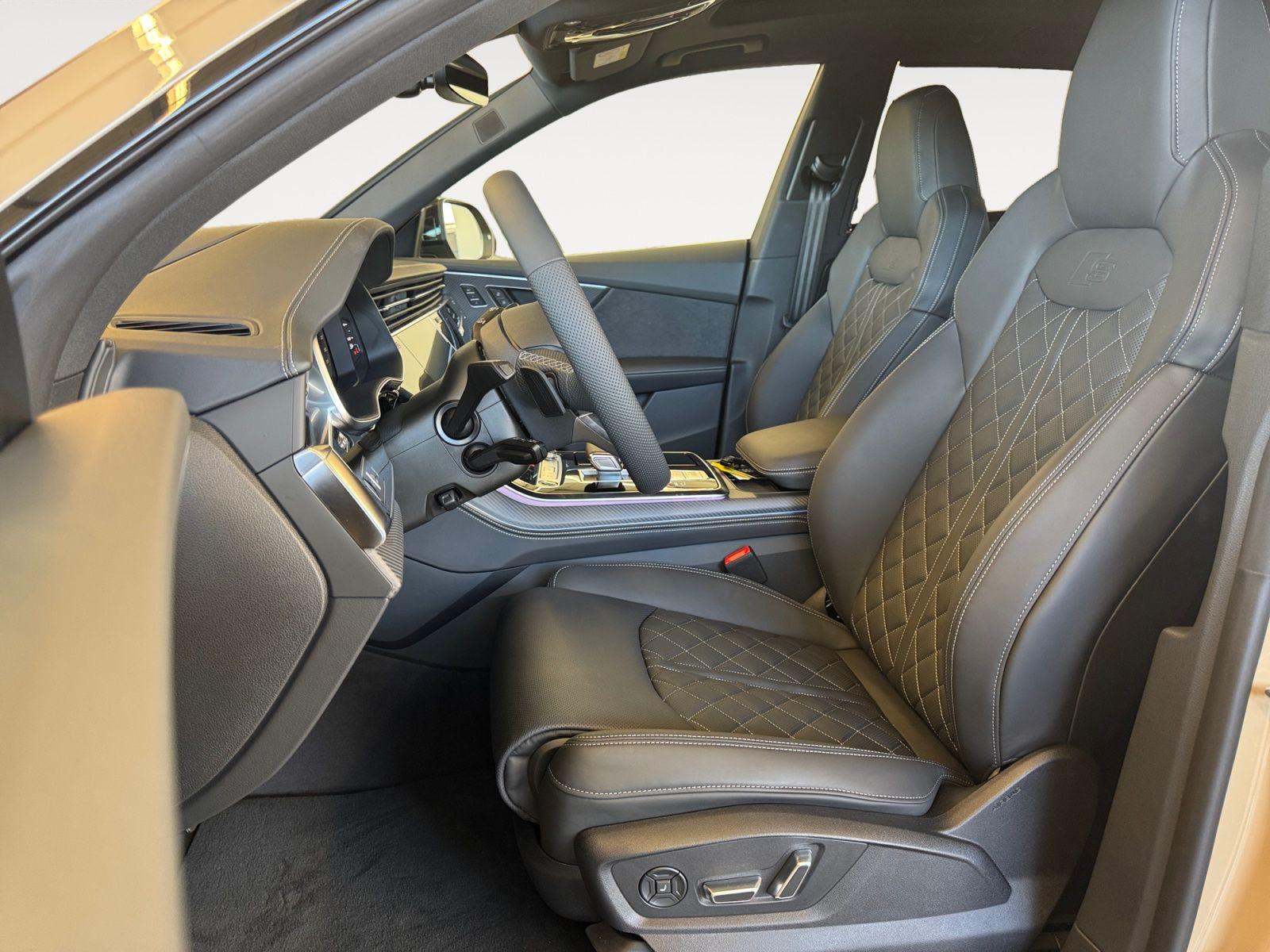 Audi - Q8_10