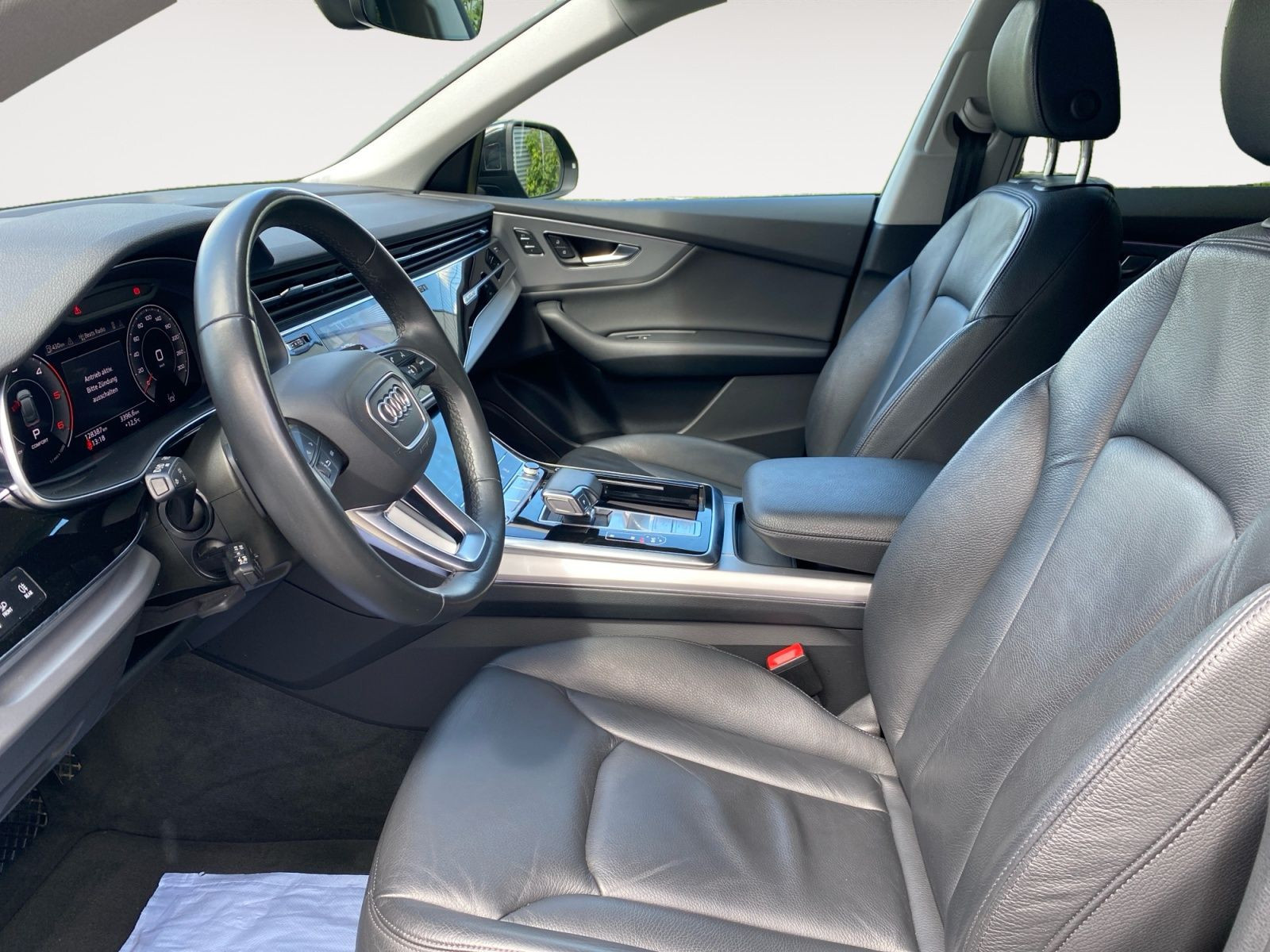 Audi - Q8_10