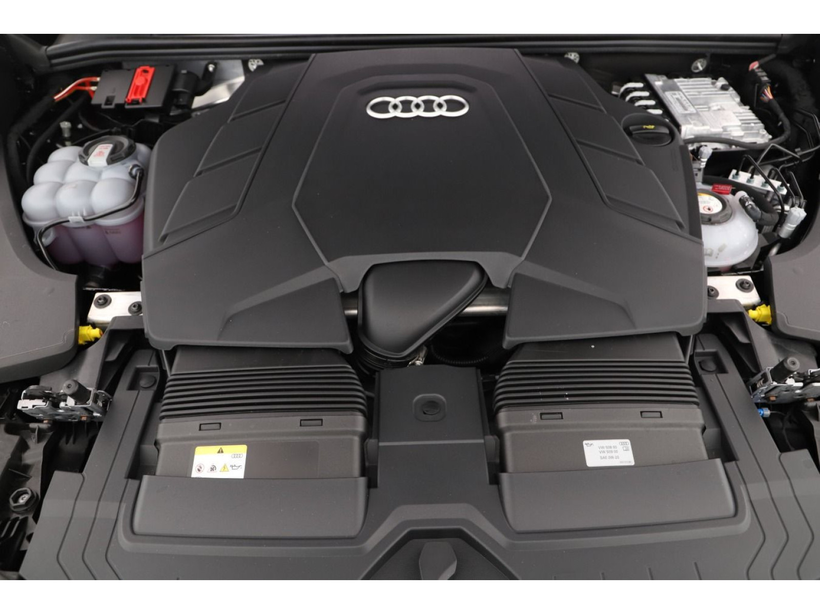 Audi - Q8_19