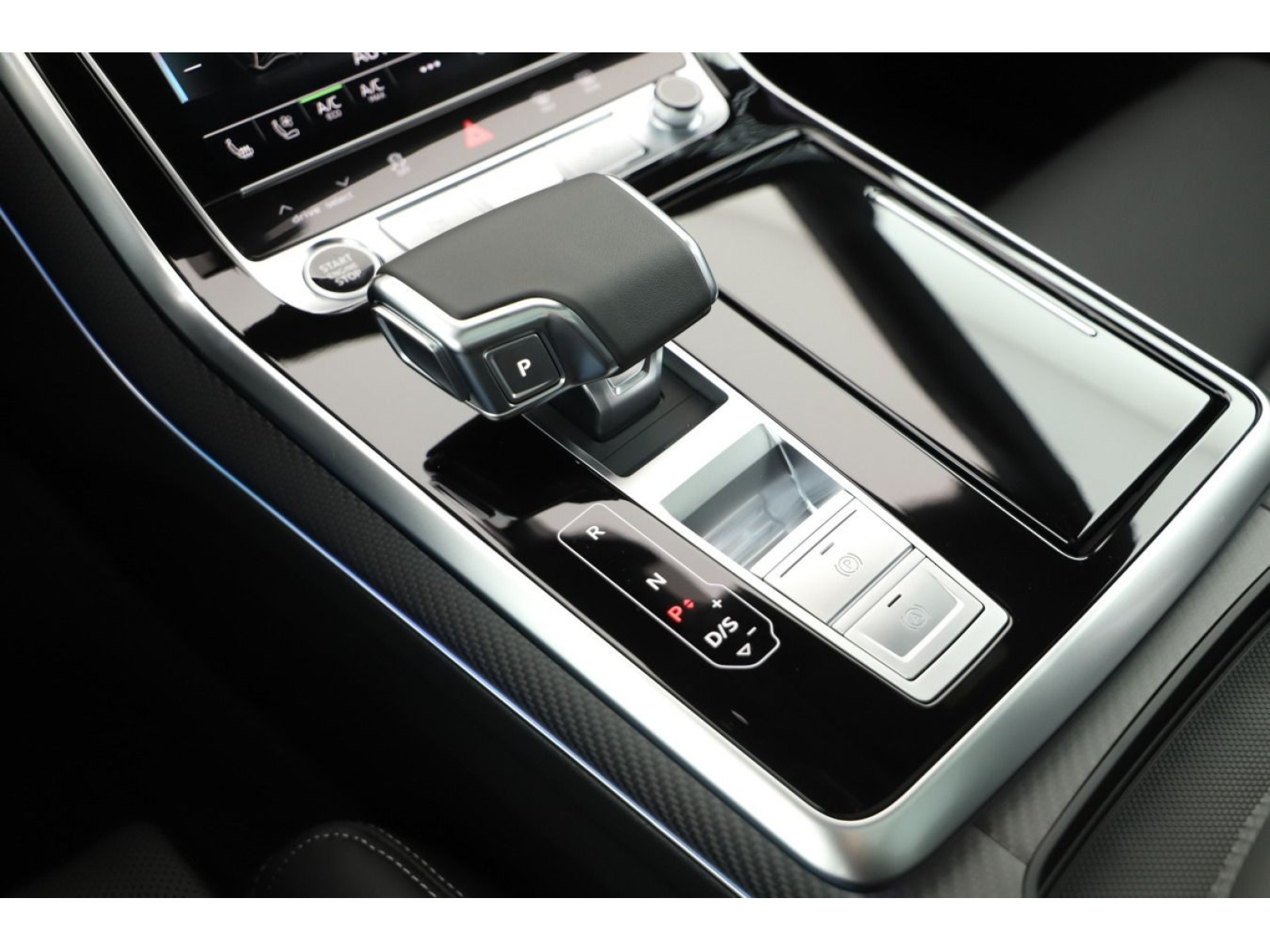 Audi - Q8_15