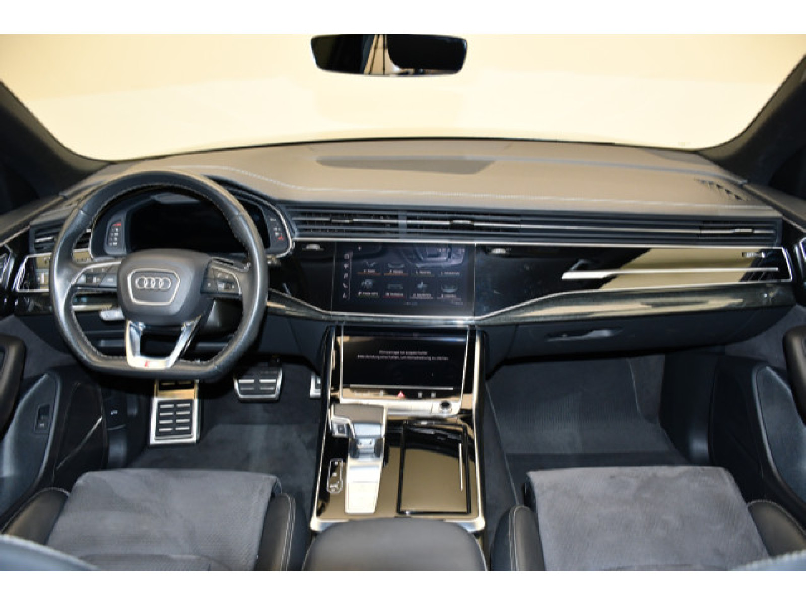 Audi - Q8_4