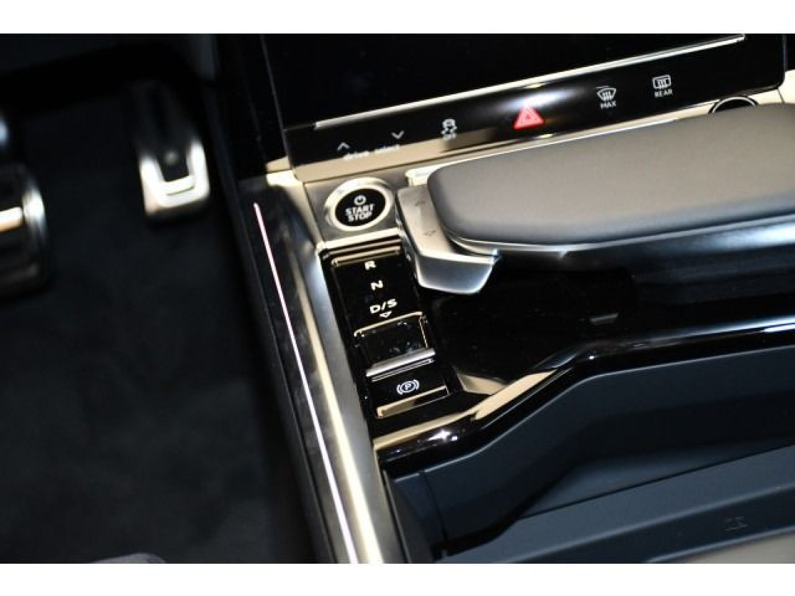 Audi - Q8_6