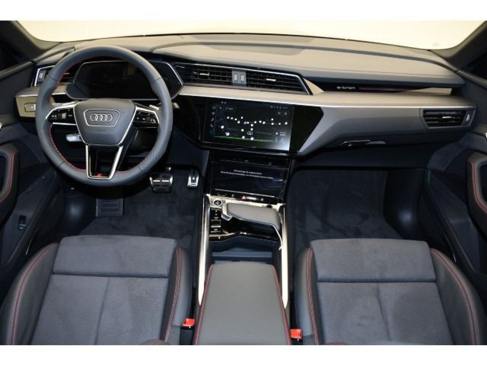 Audi - Q8_4