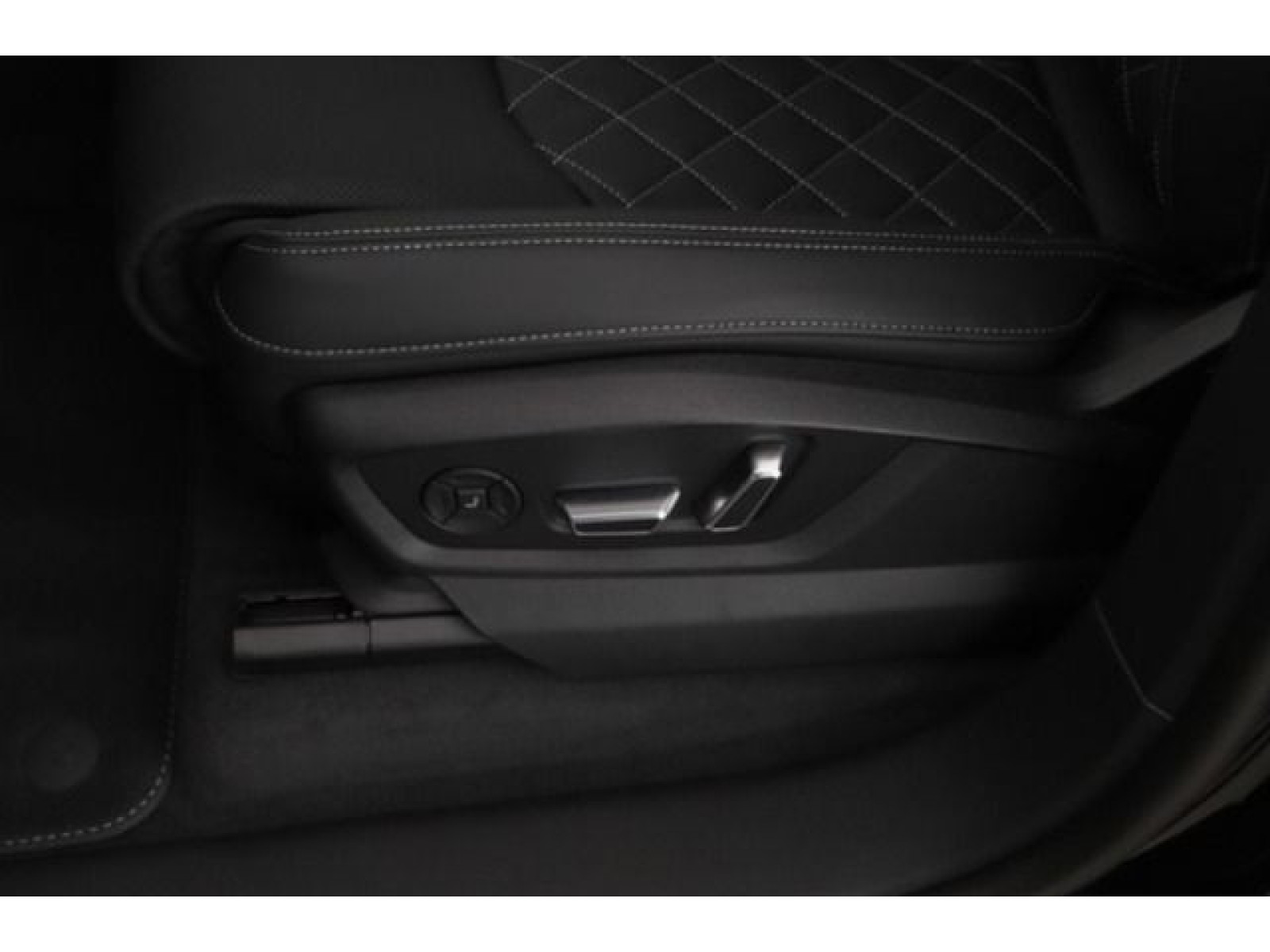 Audi - Q8_9