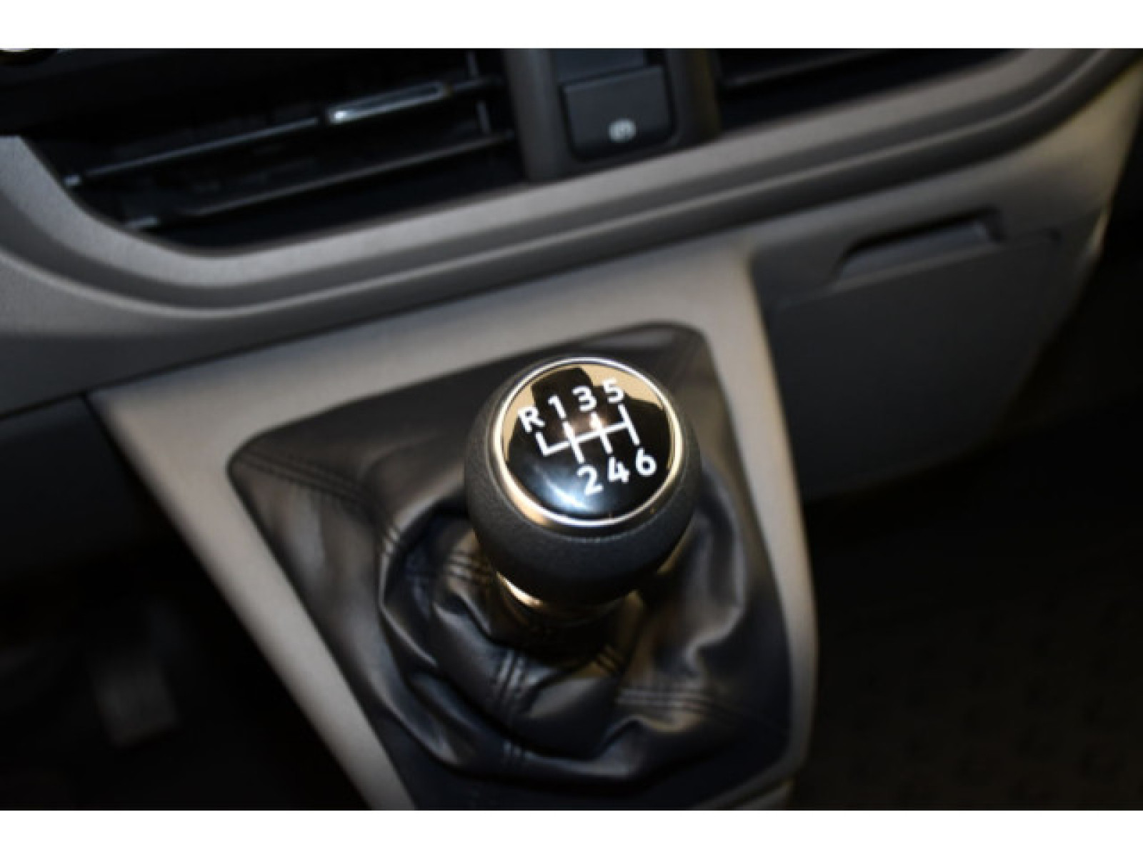 Volkswagen - New Transporter_8