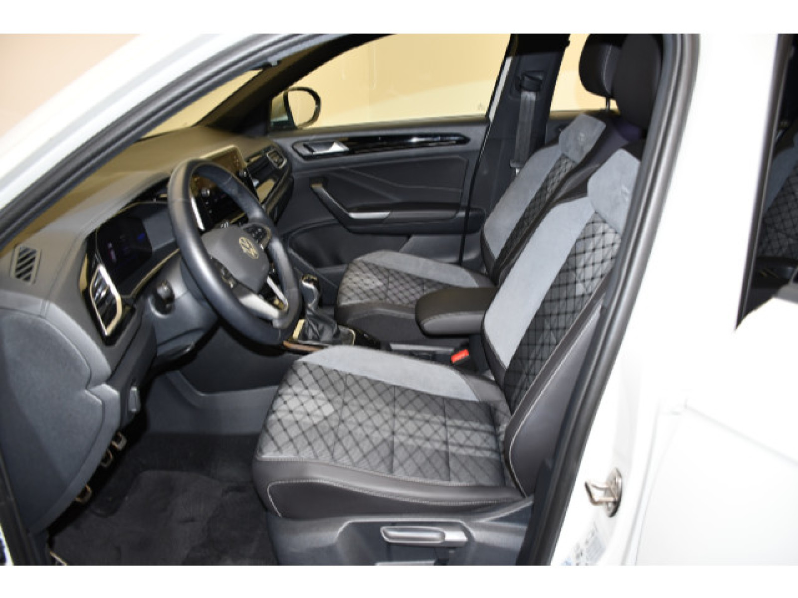 Volkswagen - T-Roc_4