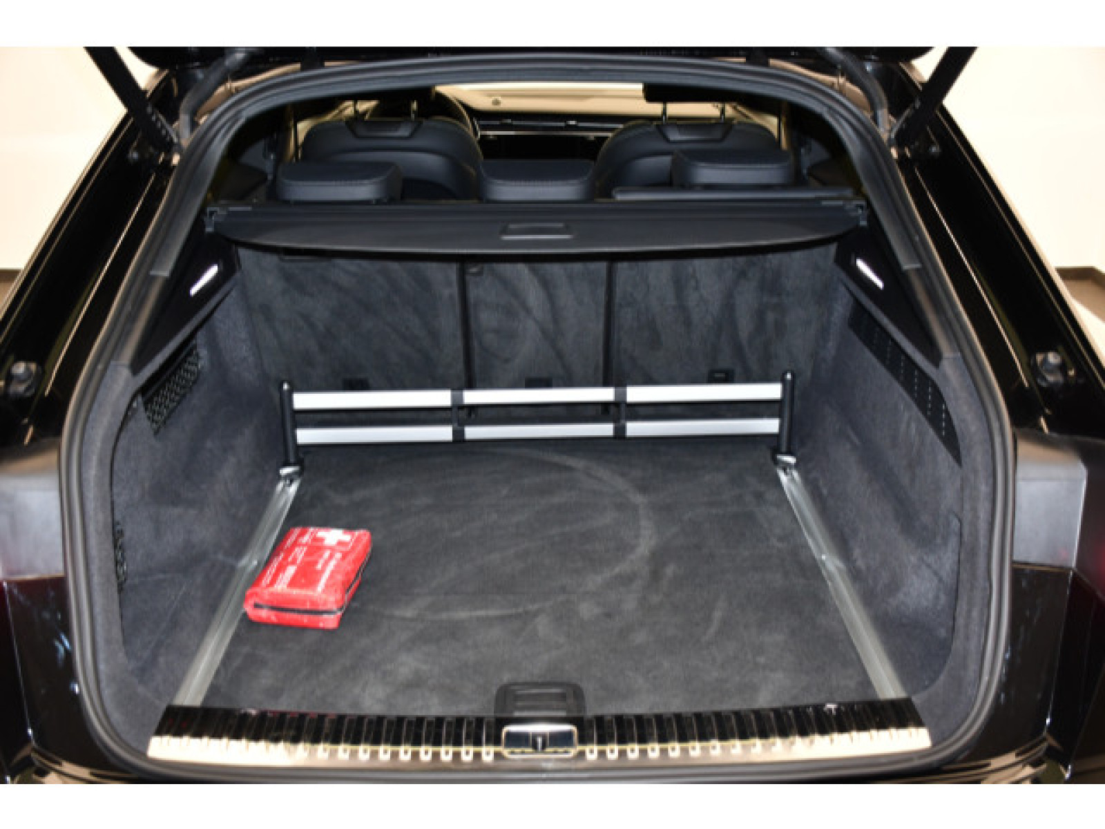 Audi - SQ8_13