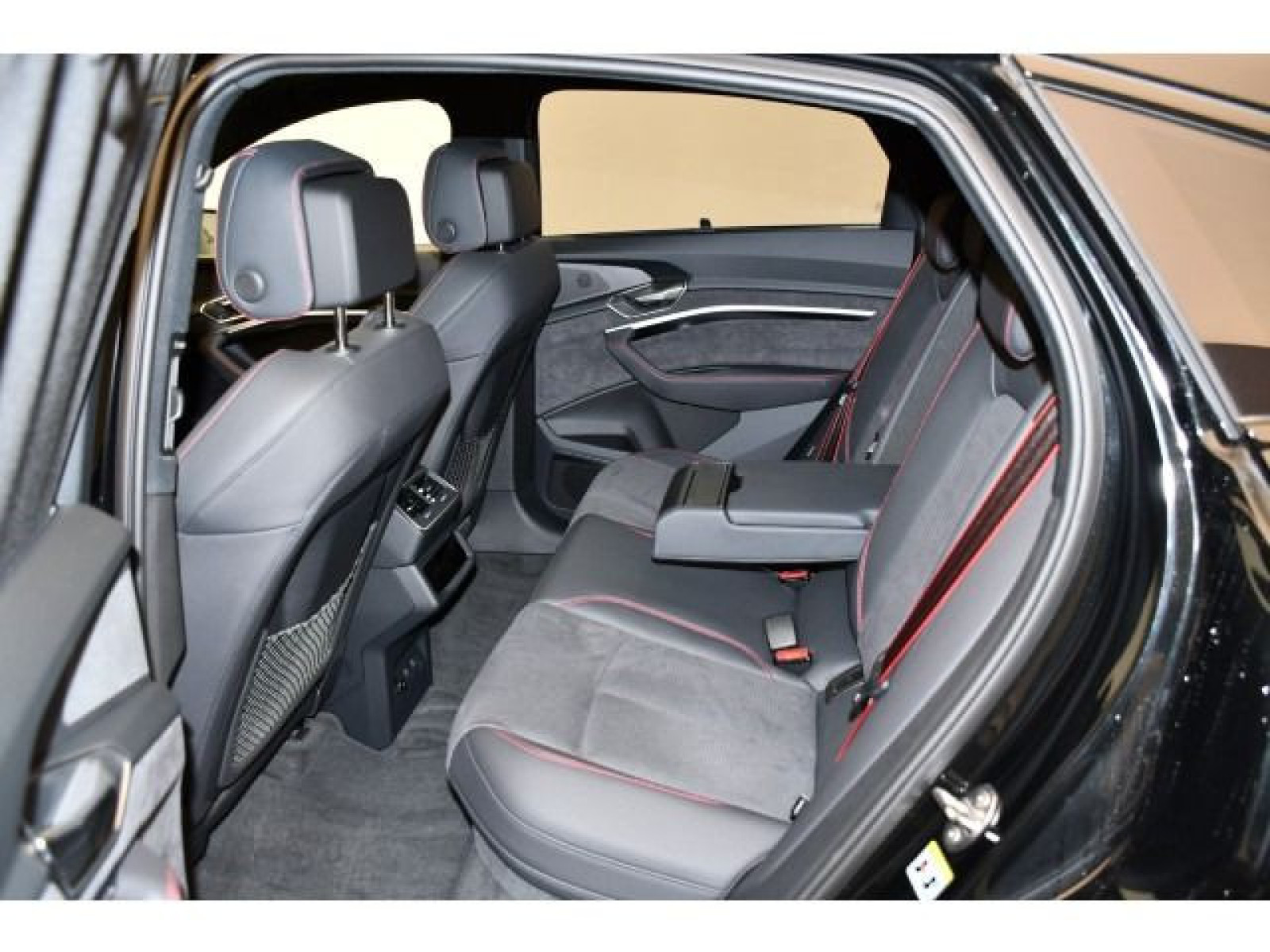 Audi - Q8_11
