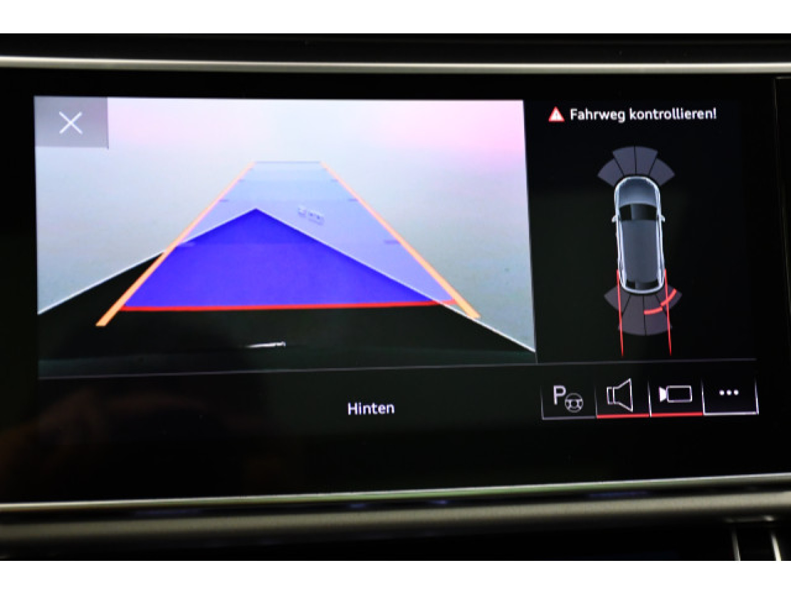 Audi - Q8_9