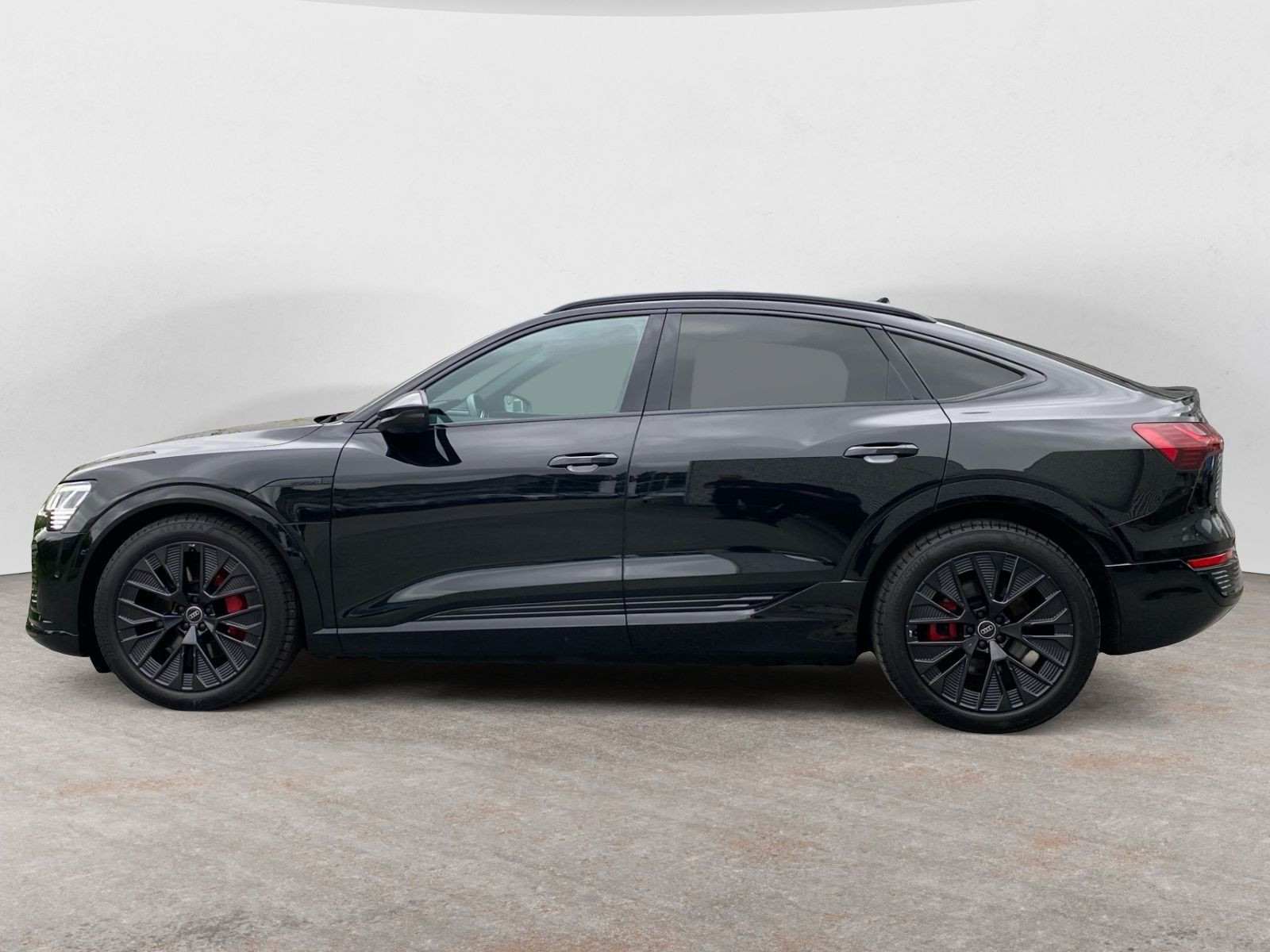 Audi - Q8 Sportback e-tron_3