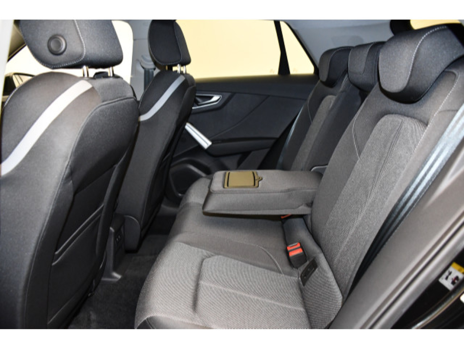 Audi - Q2_12