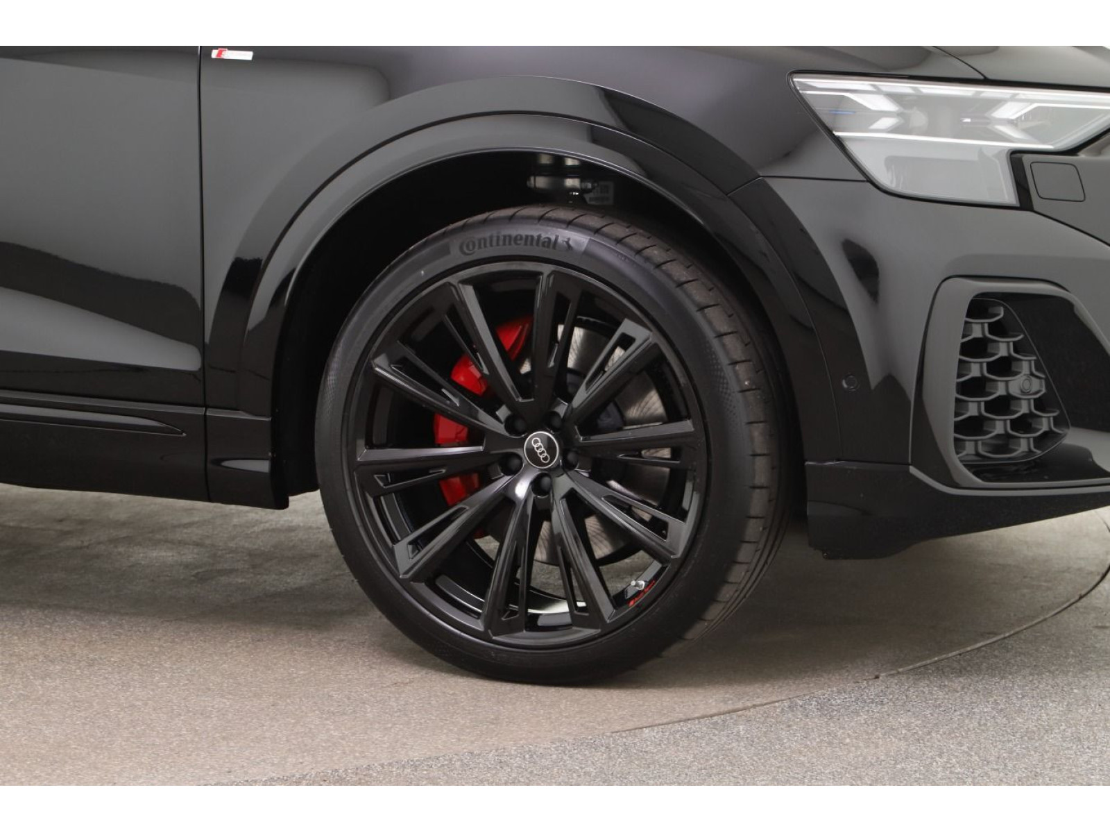 Audi - Q8_3