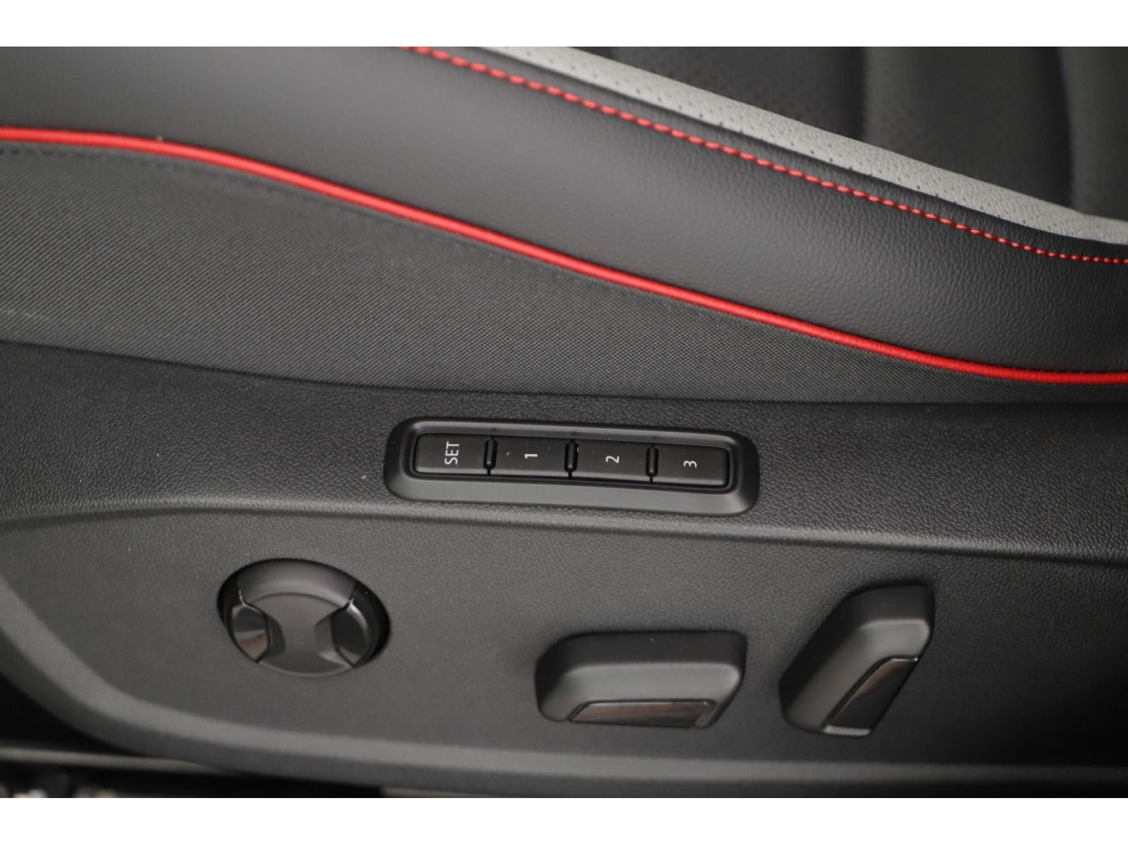 Volkswagen - Golf GTI_12