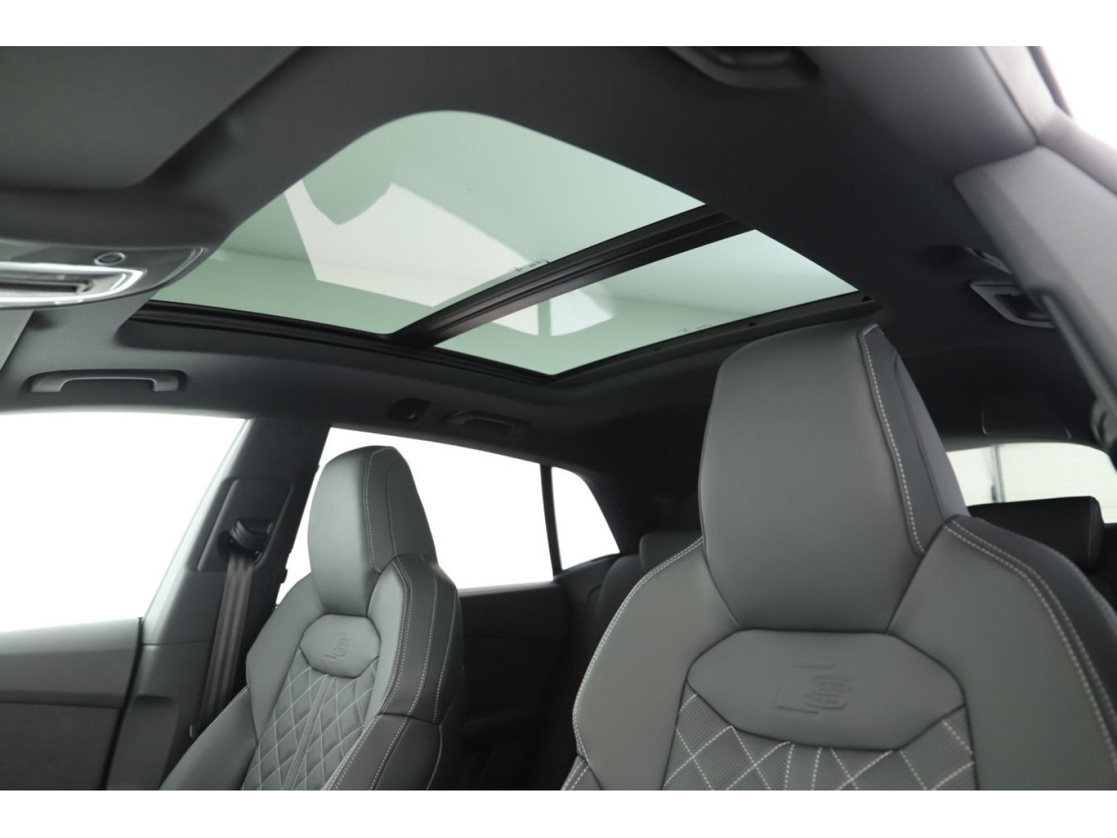 Audi - Q8_8