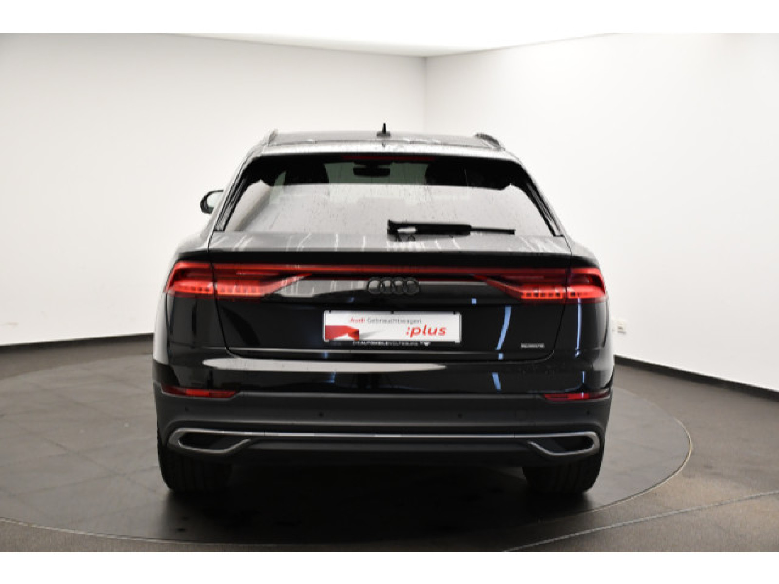 Audi - Q8_21