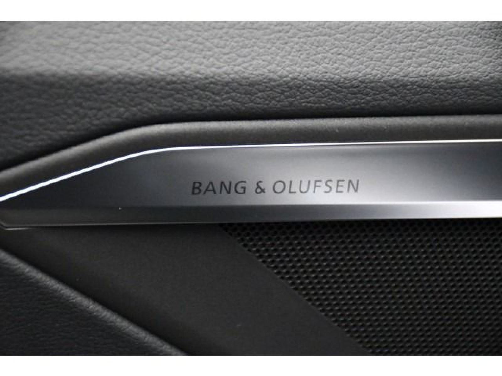 Audi - Q8_9