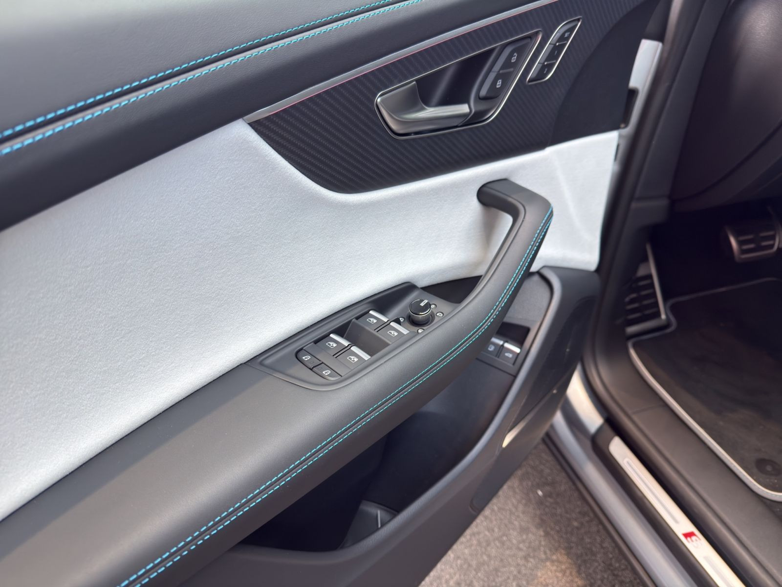 Audi - Q8_13