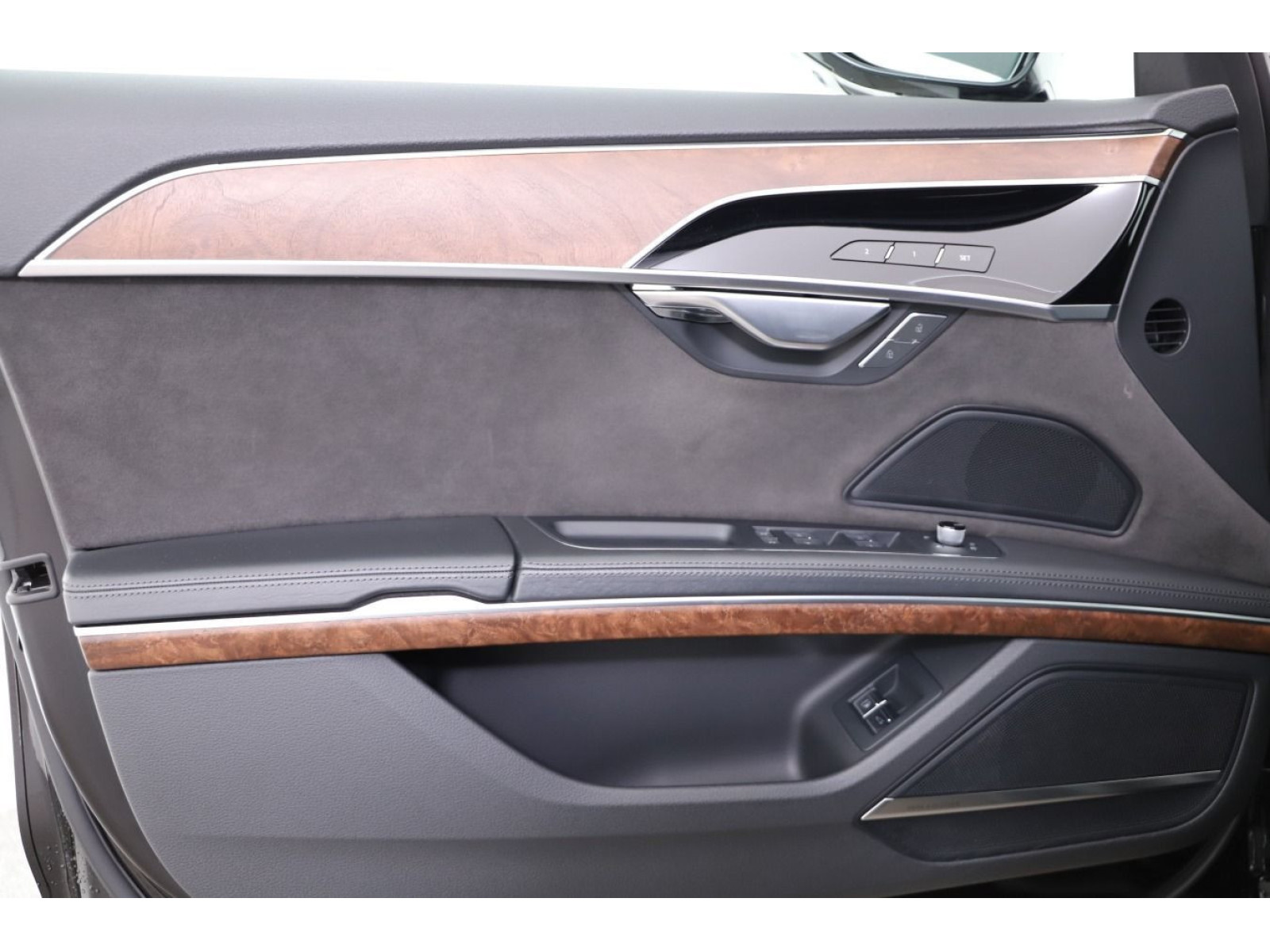 Audi - A8_17