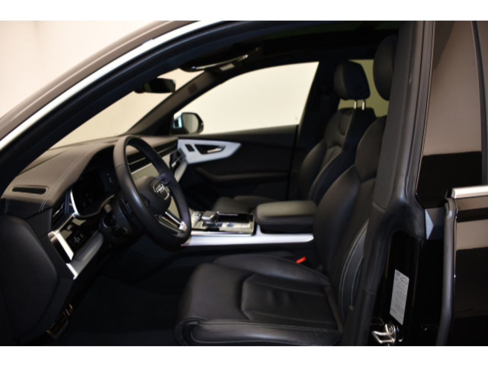 Audi - SQ8_3