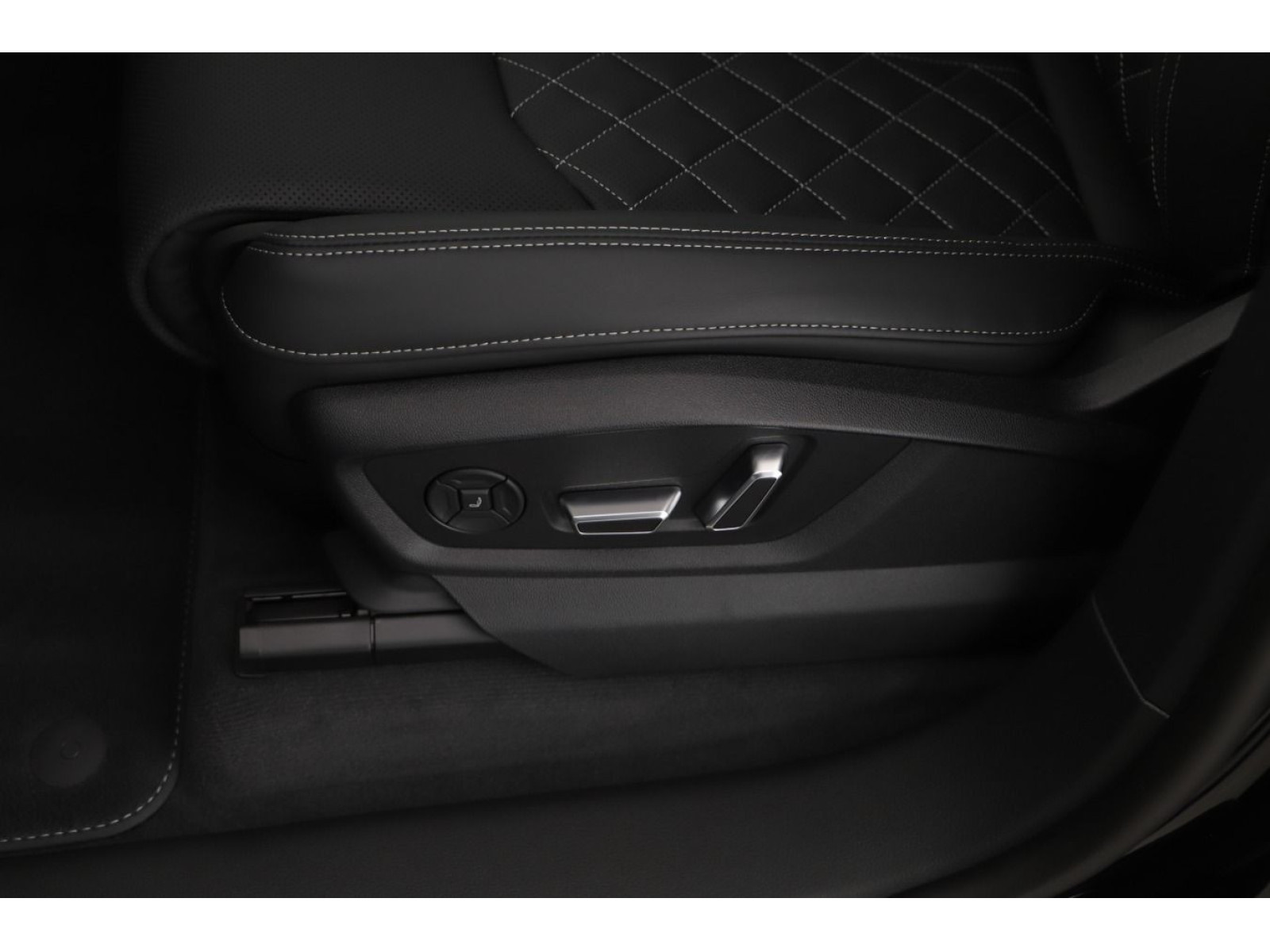 Audi - Q8_9