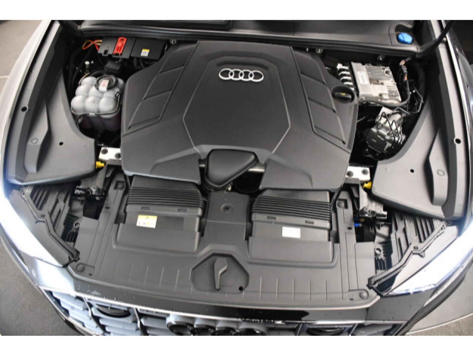 Audi - Q8_14