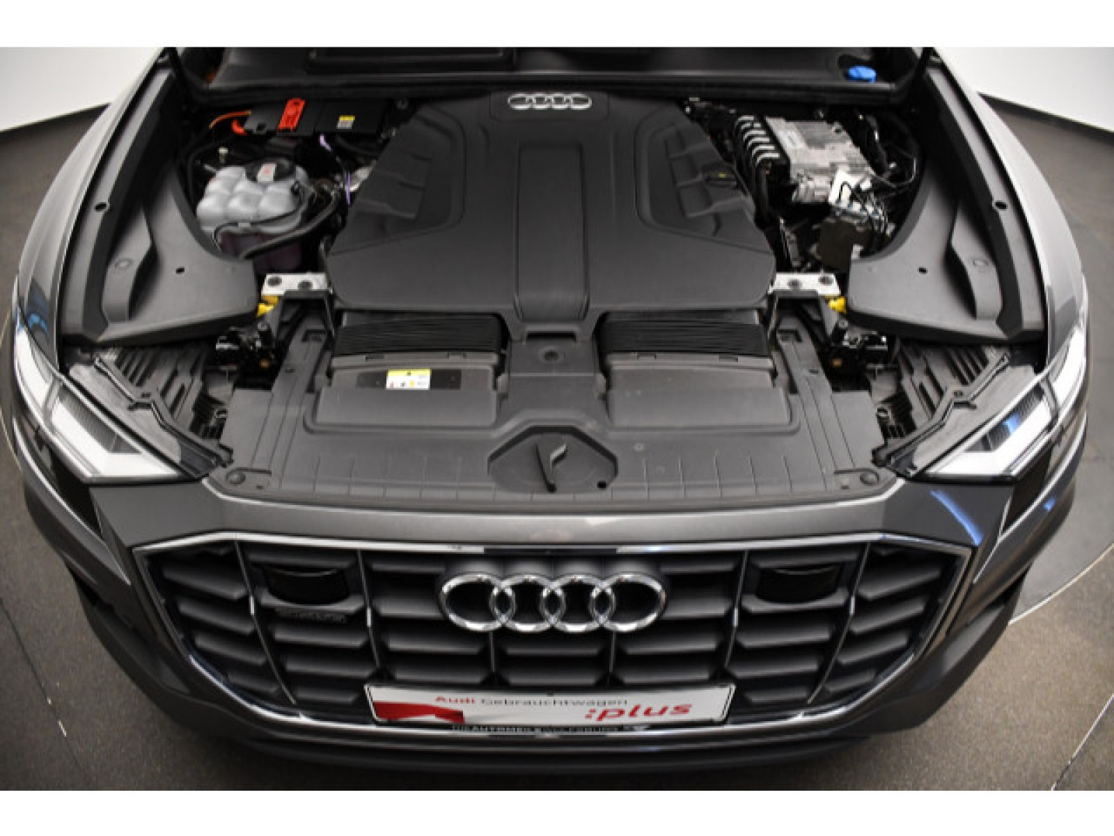 Audi - Q8_13