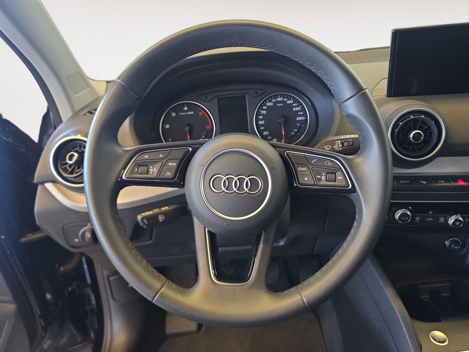 Audi - Q2_13