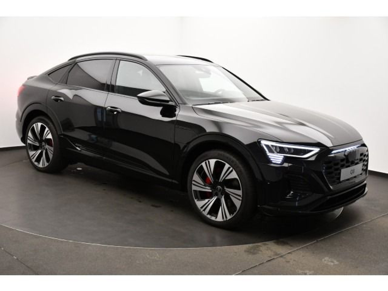 Audi - Q8_16