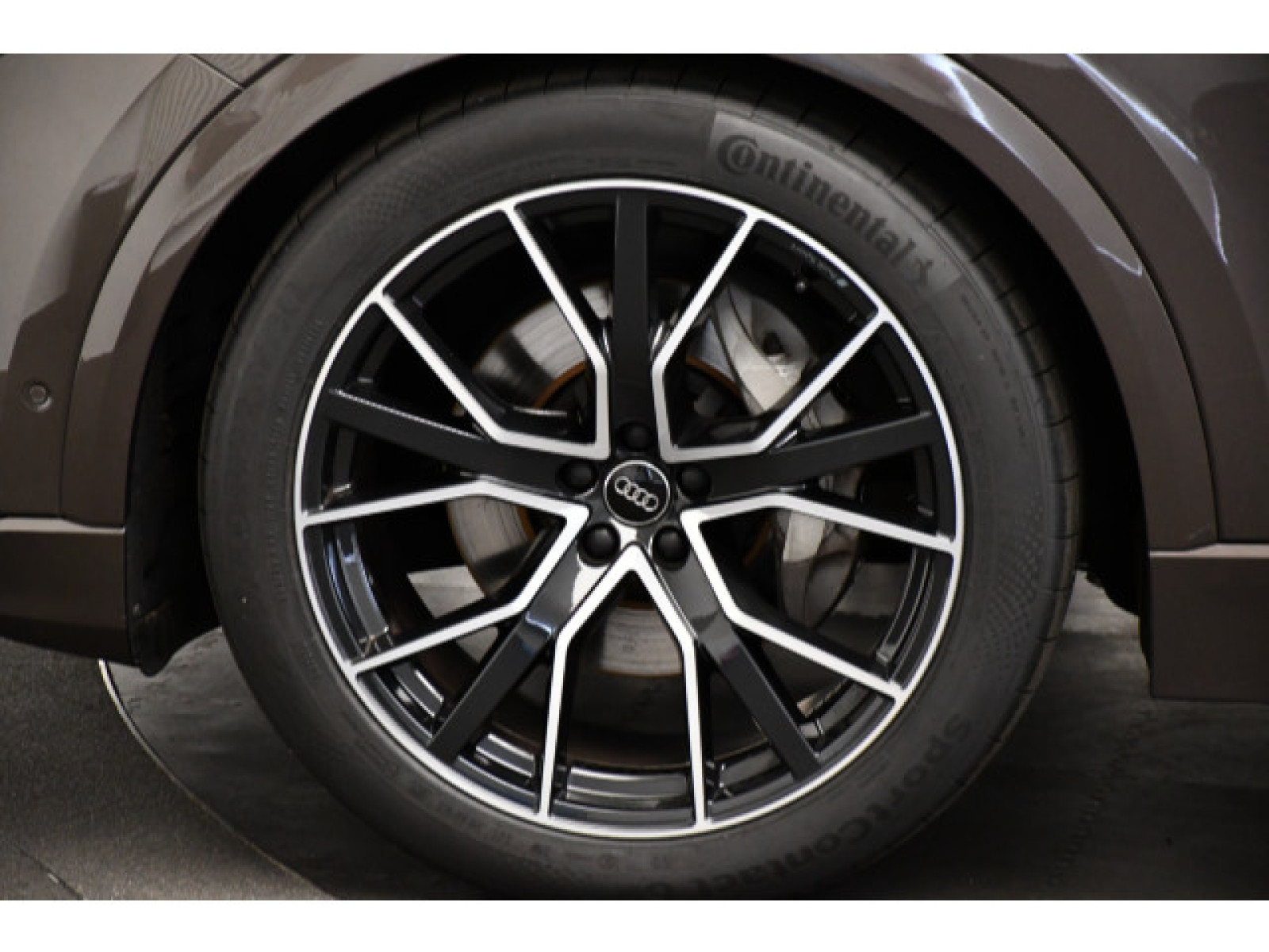 Audi - Q8_16